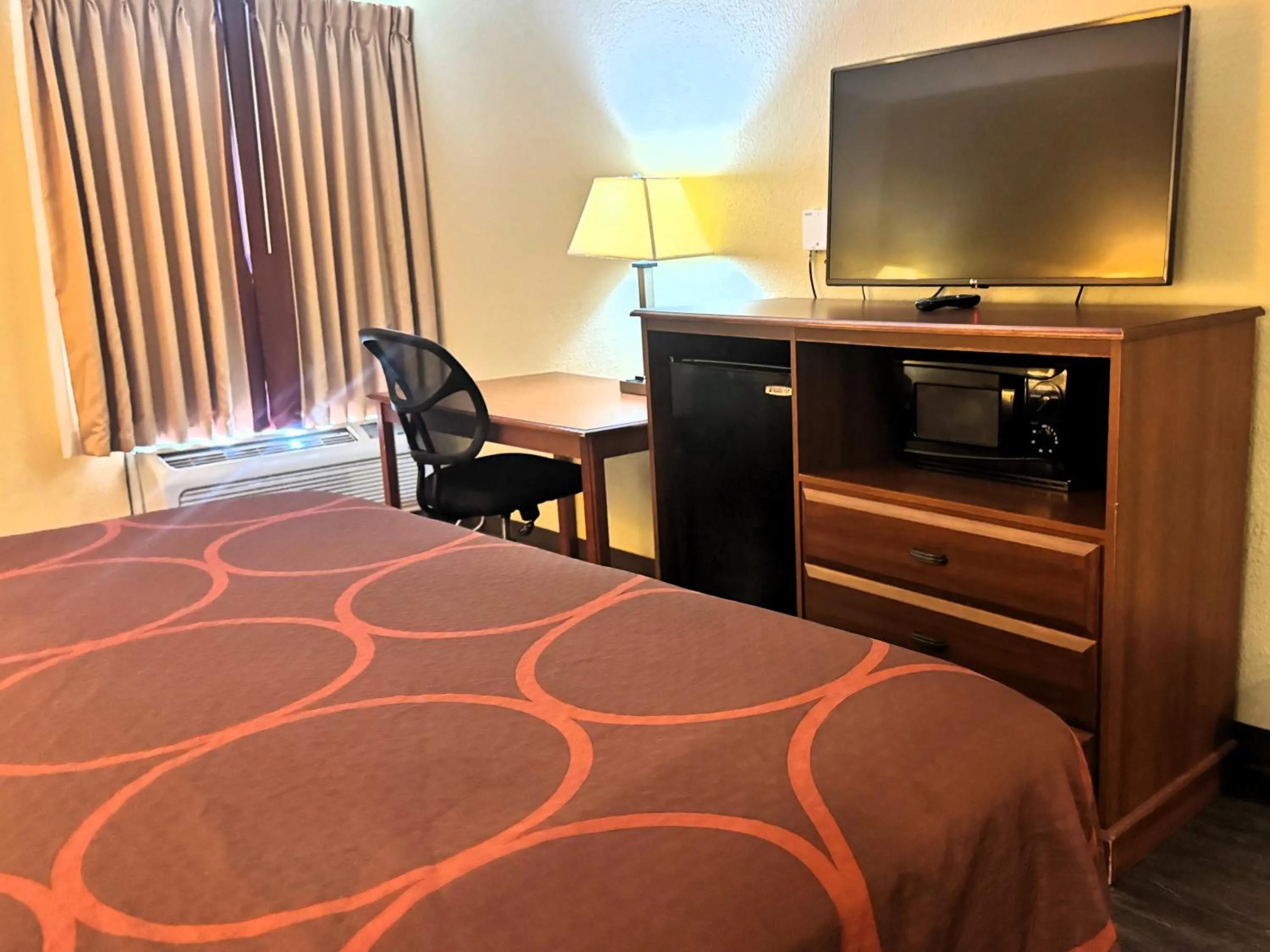 TV and multimedia, Bed in Super 8 by Wyndham Hattiesburg South