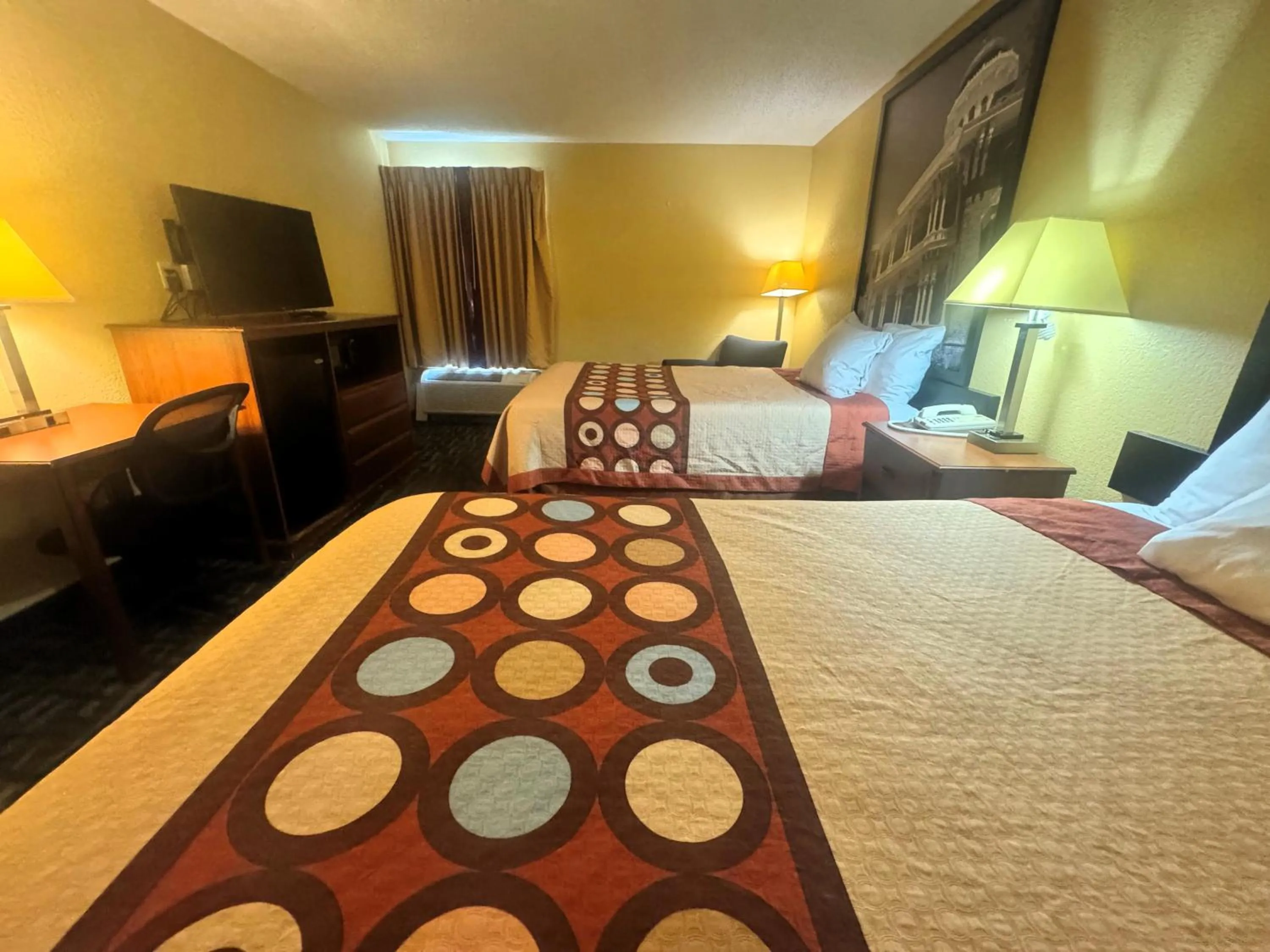 Photo of the whole room, Bed in Super 8 by Wyndham Hattiesburg South