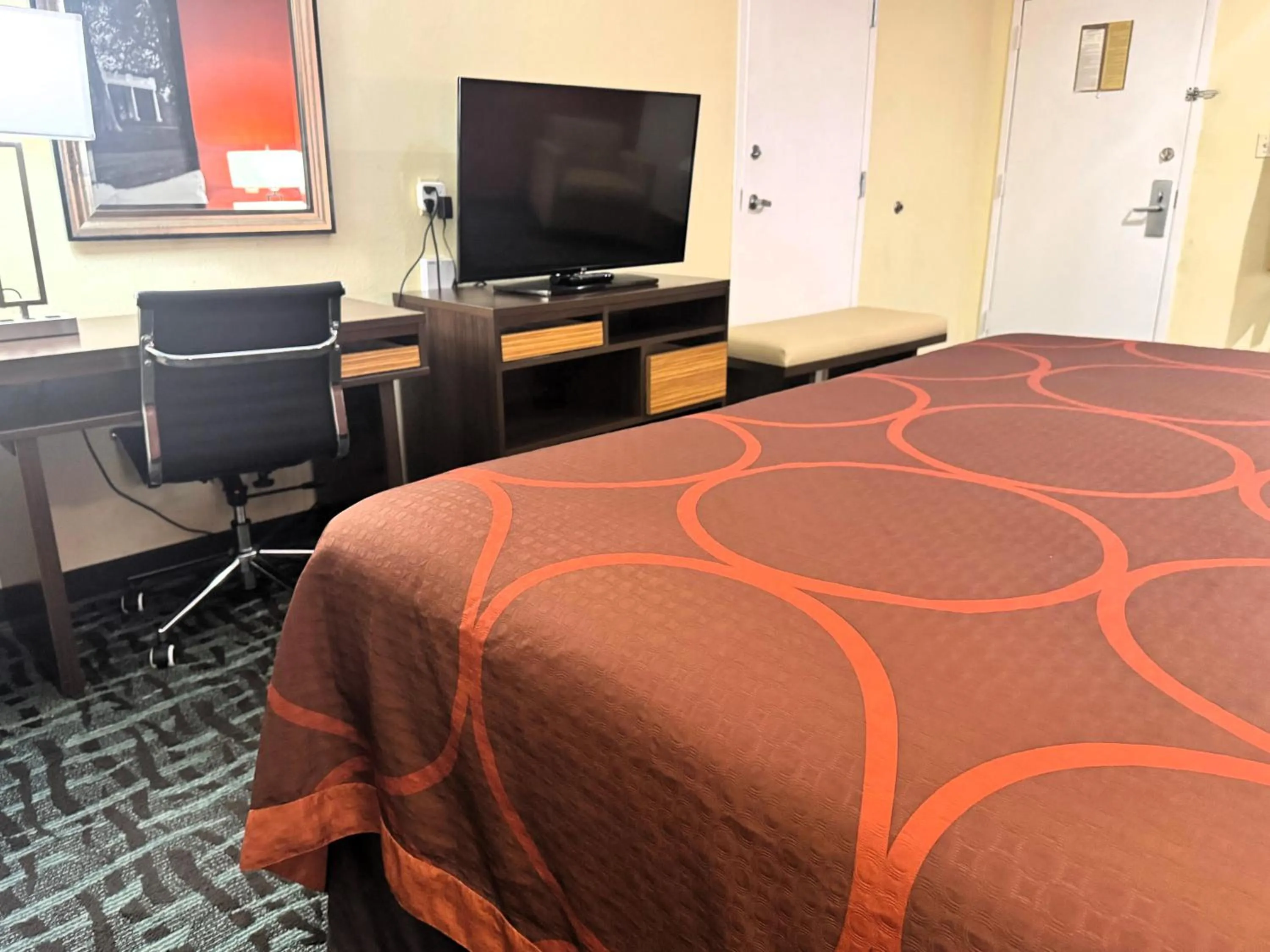 TV and multimedia, Bed in Super 8 by Wyndham Hattiesburg South