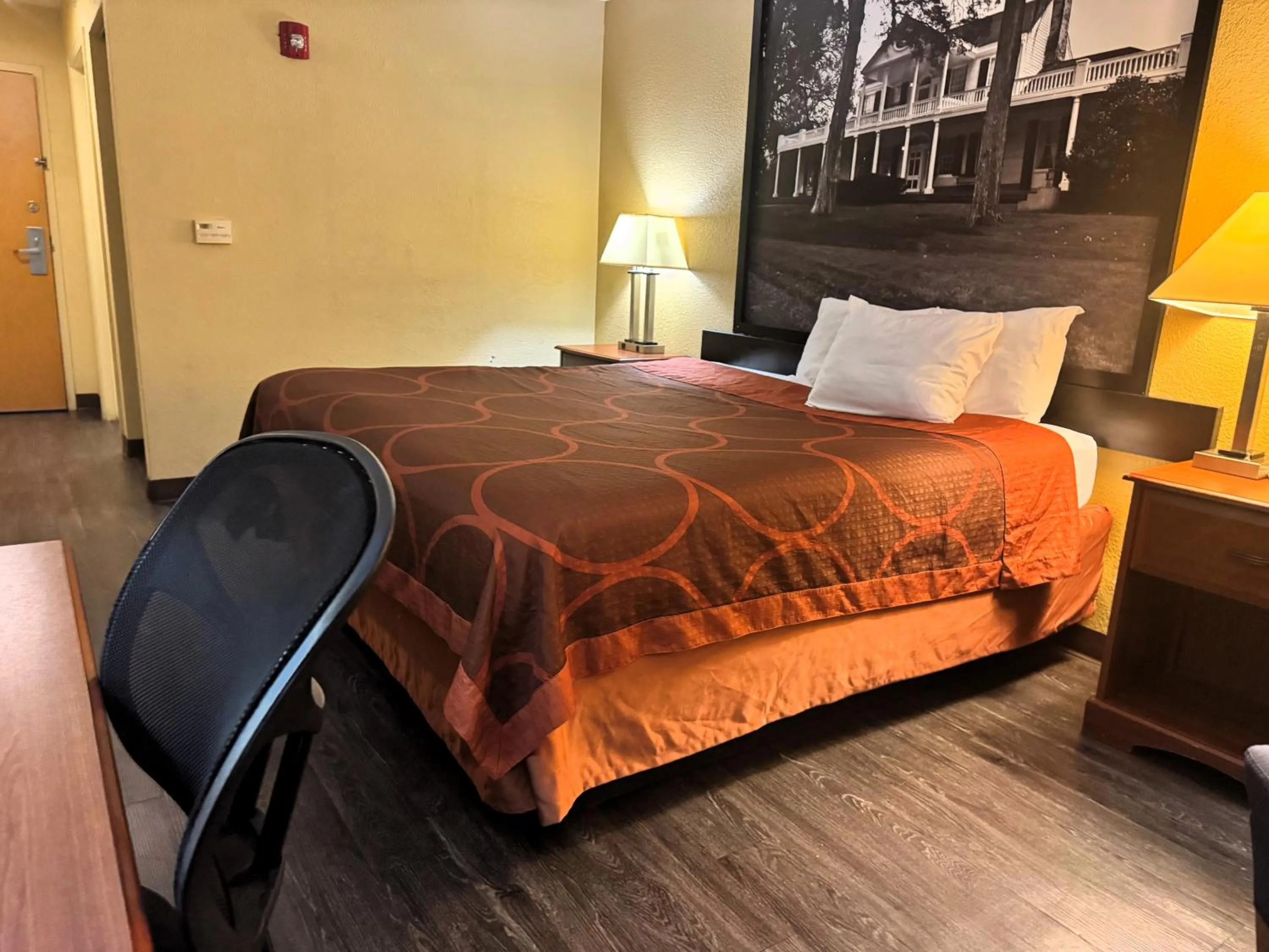 Photo of the whole room, Bed in Super 8 by Wyndham Hattiesburg South