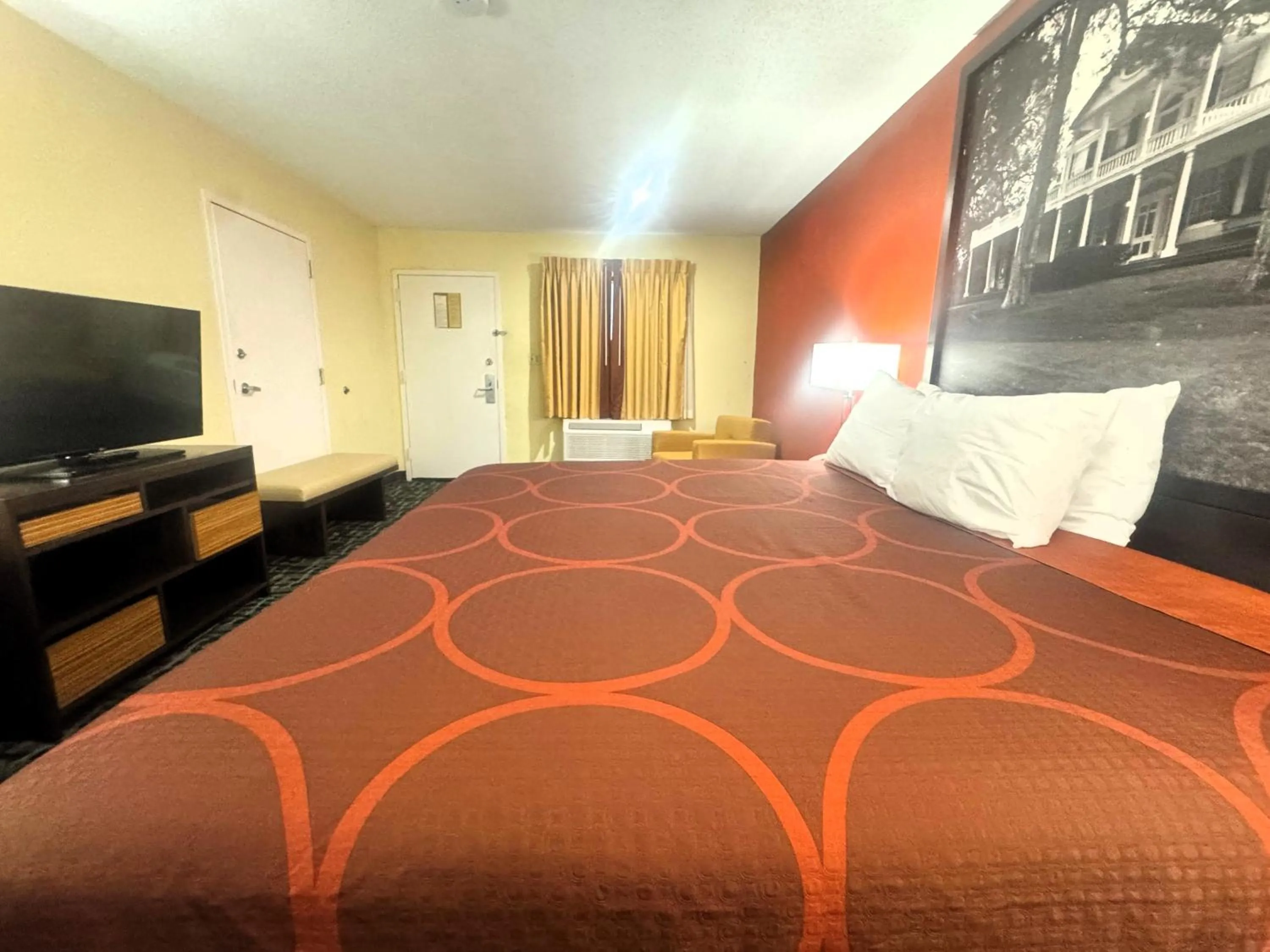 Photo of the whole room, Bed in Super 8 by Wyndham Hattiesburg South