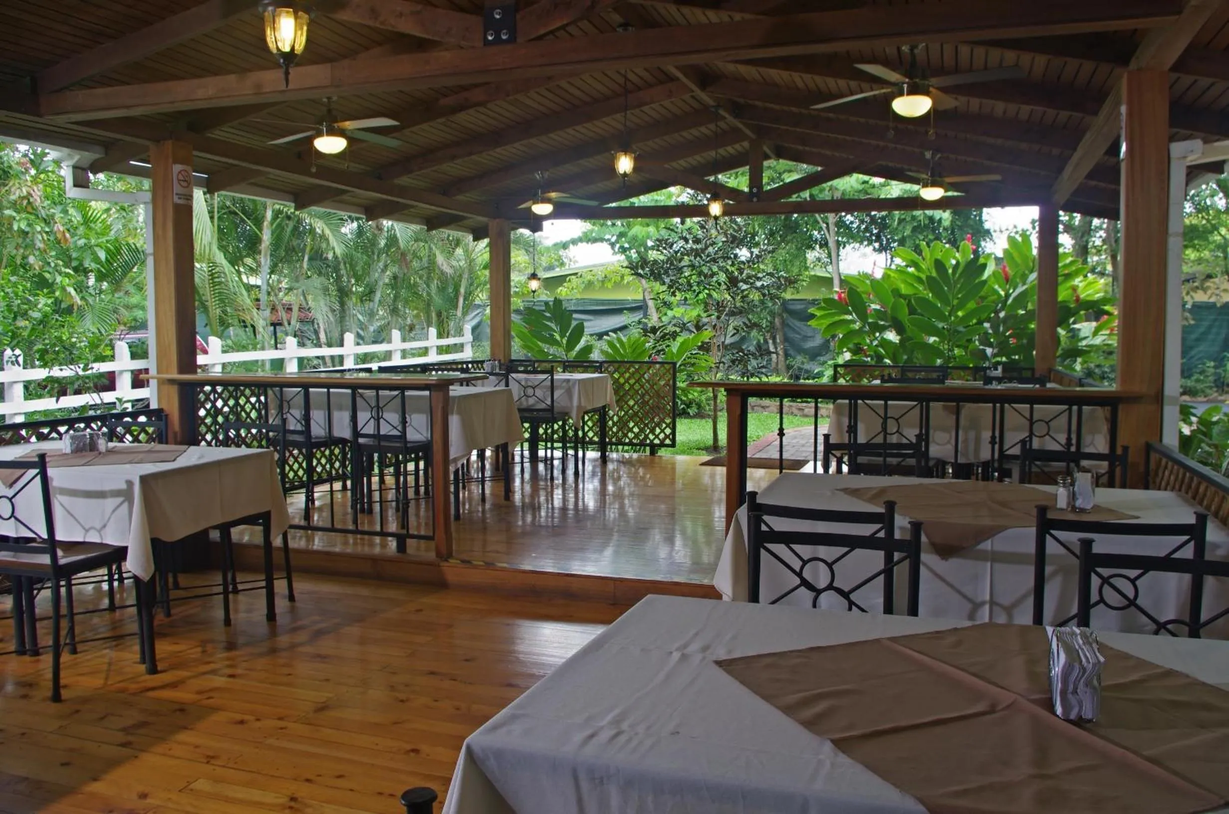 Restaurant/places to eat in Hotel Robledal