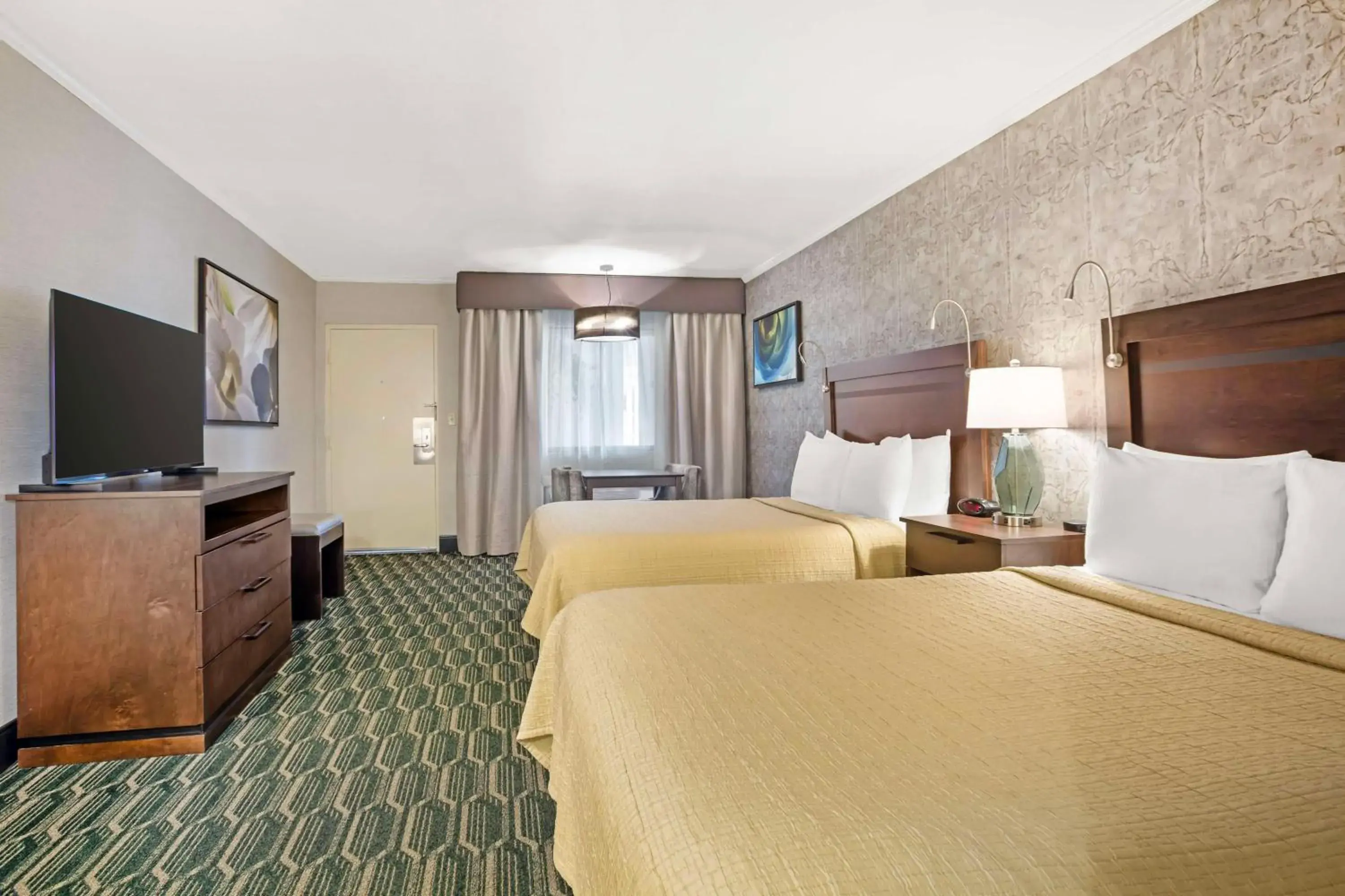 Bedroom, Bed in Best Western Plus Black Oak Bedroom, Bed in Best Western Plus Black Oak