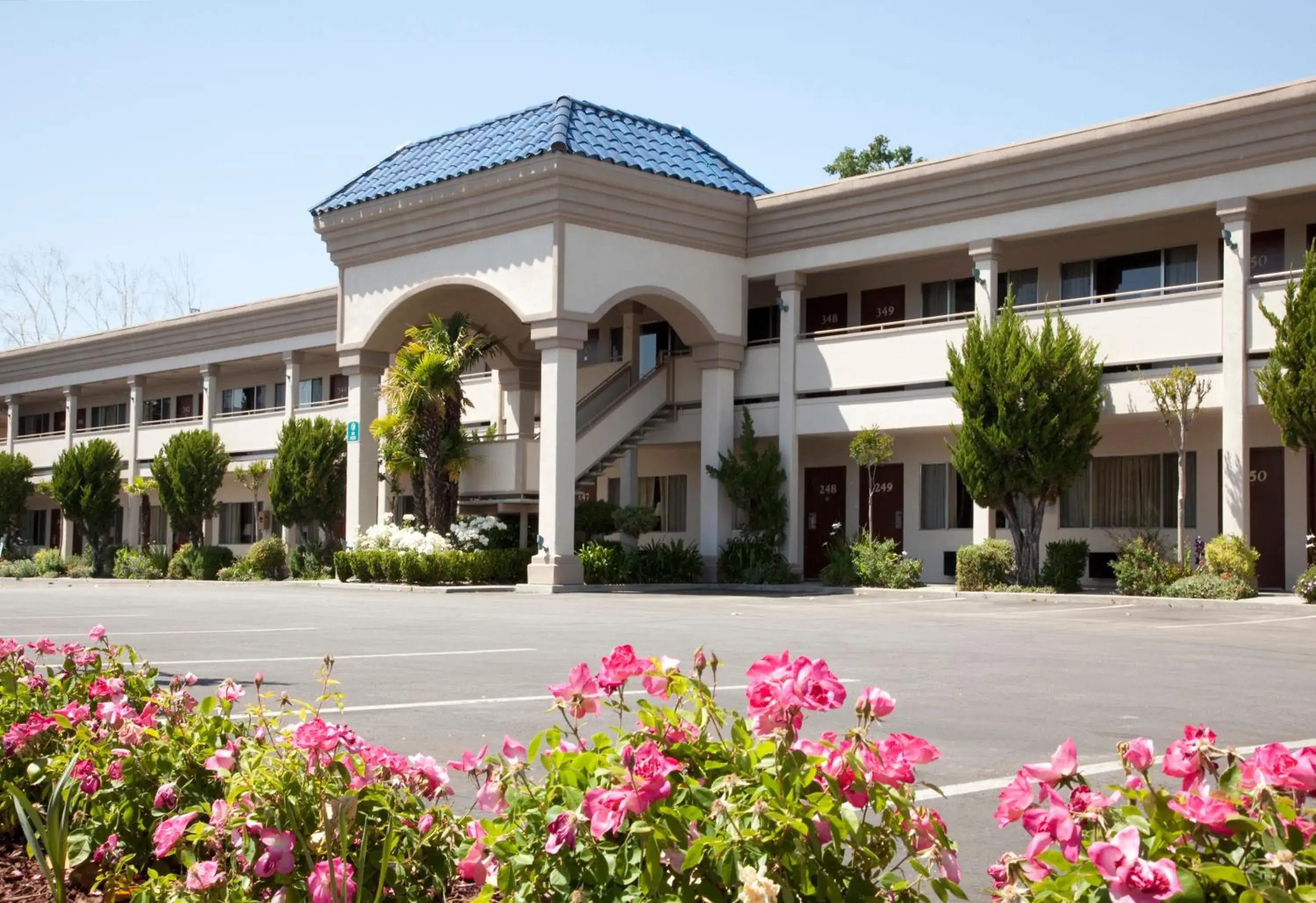 Property building in Best Western Plus Black Oak Property building in Best Western Plus Black Oak