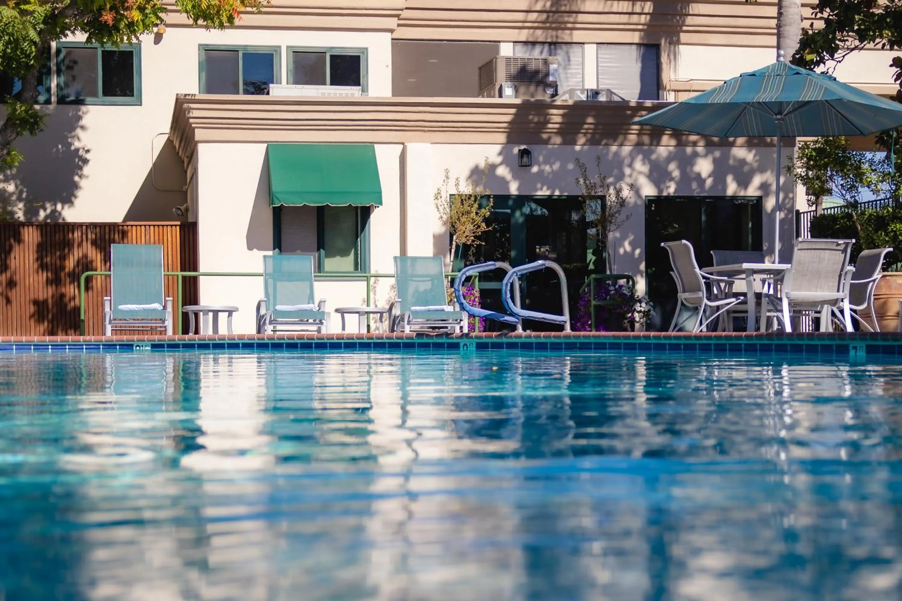 Swimming pool in Best Western Plus Black Oak
