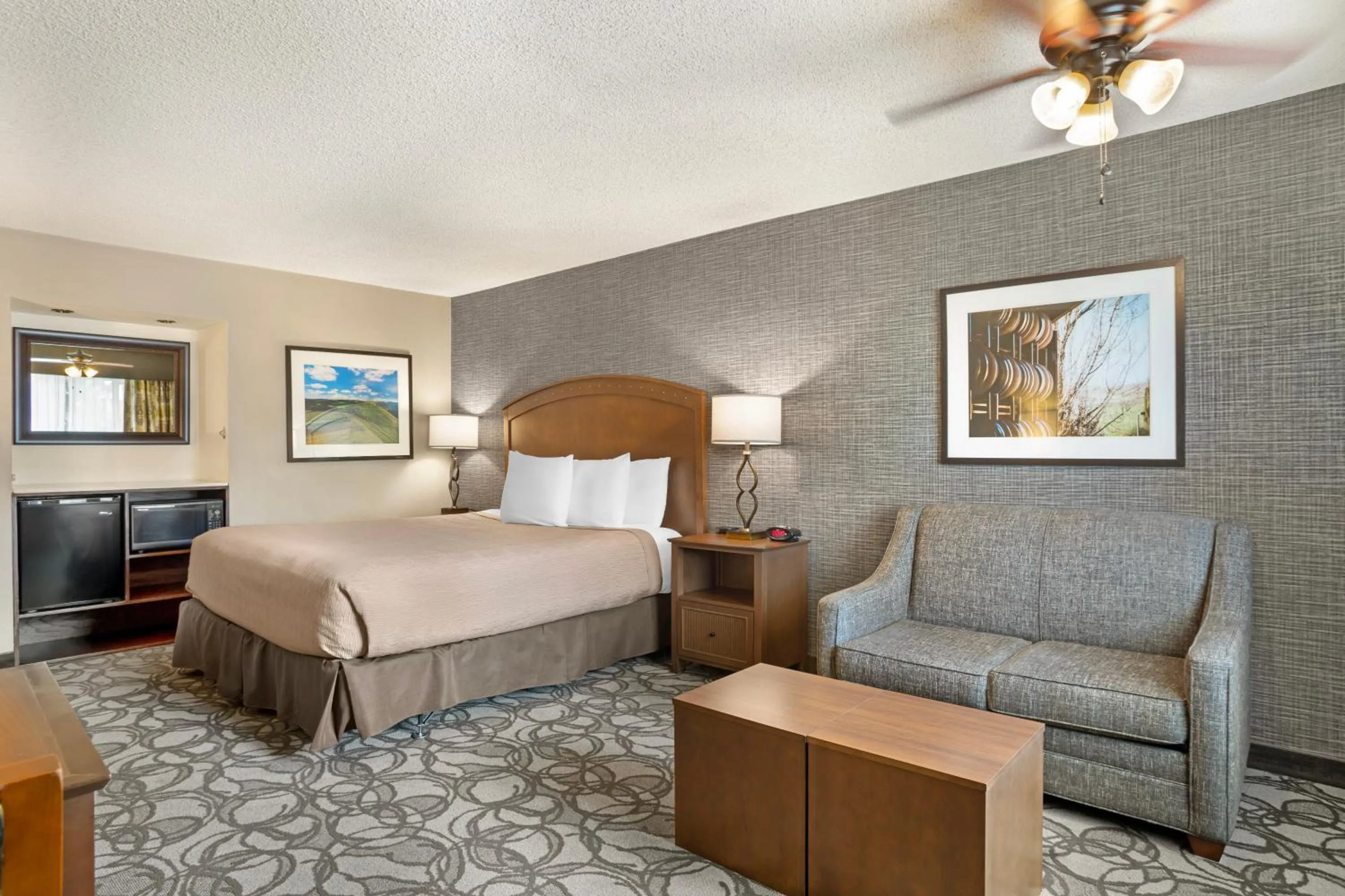 Bed in Best Western Plus Black Oak