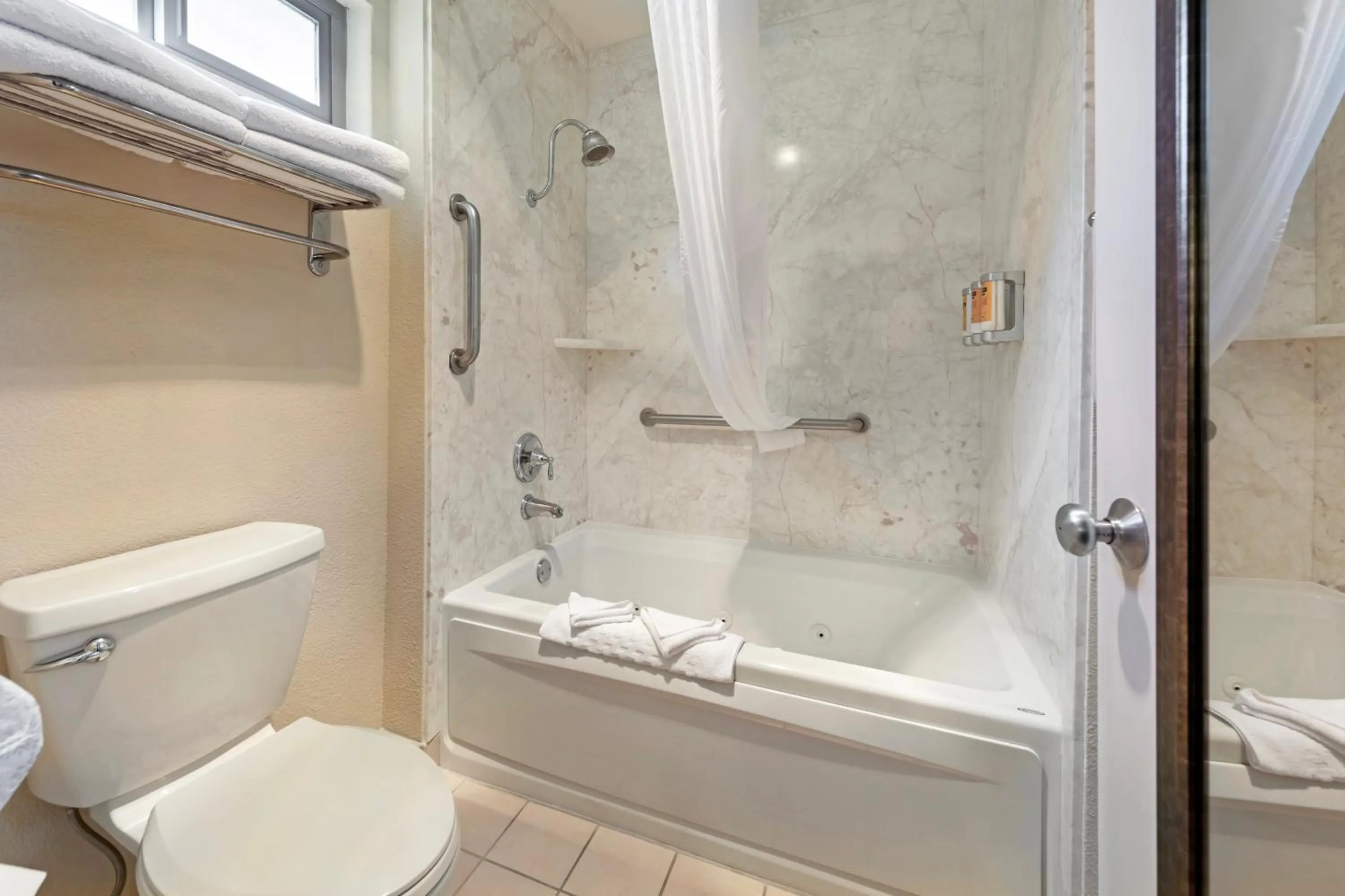 Shower in Best Western Plus Black Oak