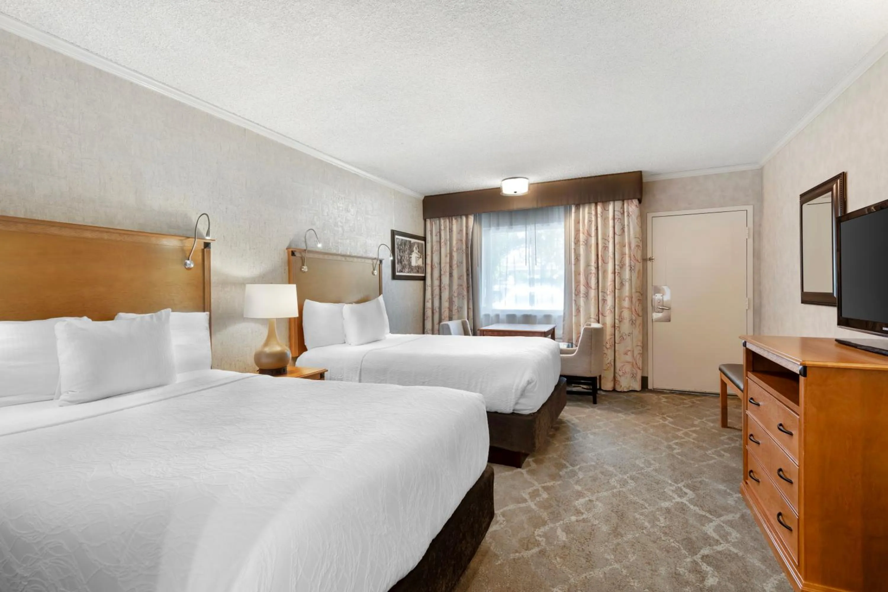 Bed in Best Western Plus Black Oak