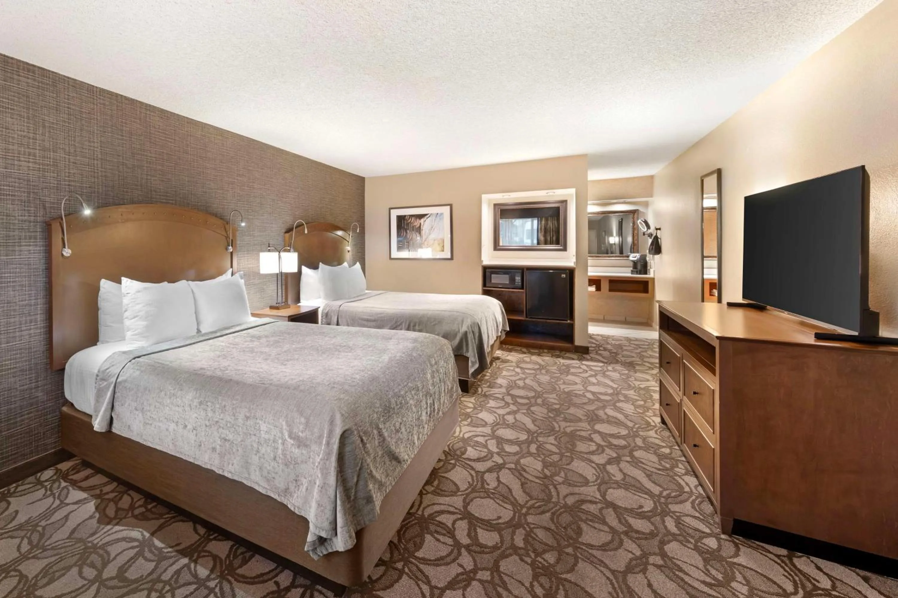 Bedroom, Bed in Best Western Plus Black Oak