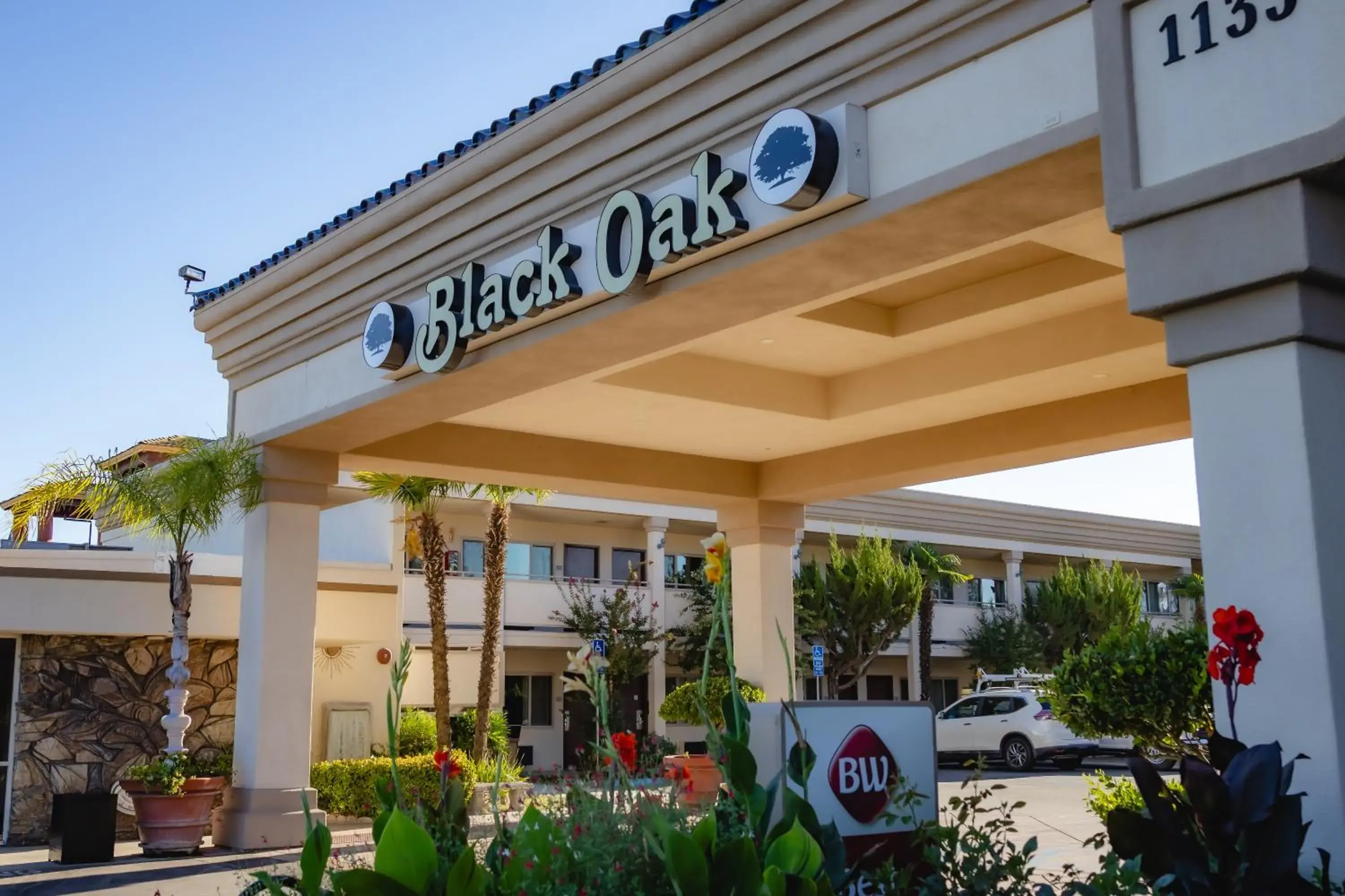 Property building in Best Western Plus Black Oak Property building in Best Western Plus Black Oak