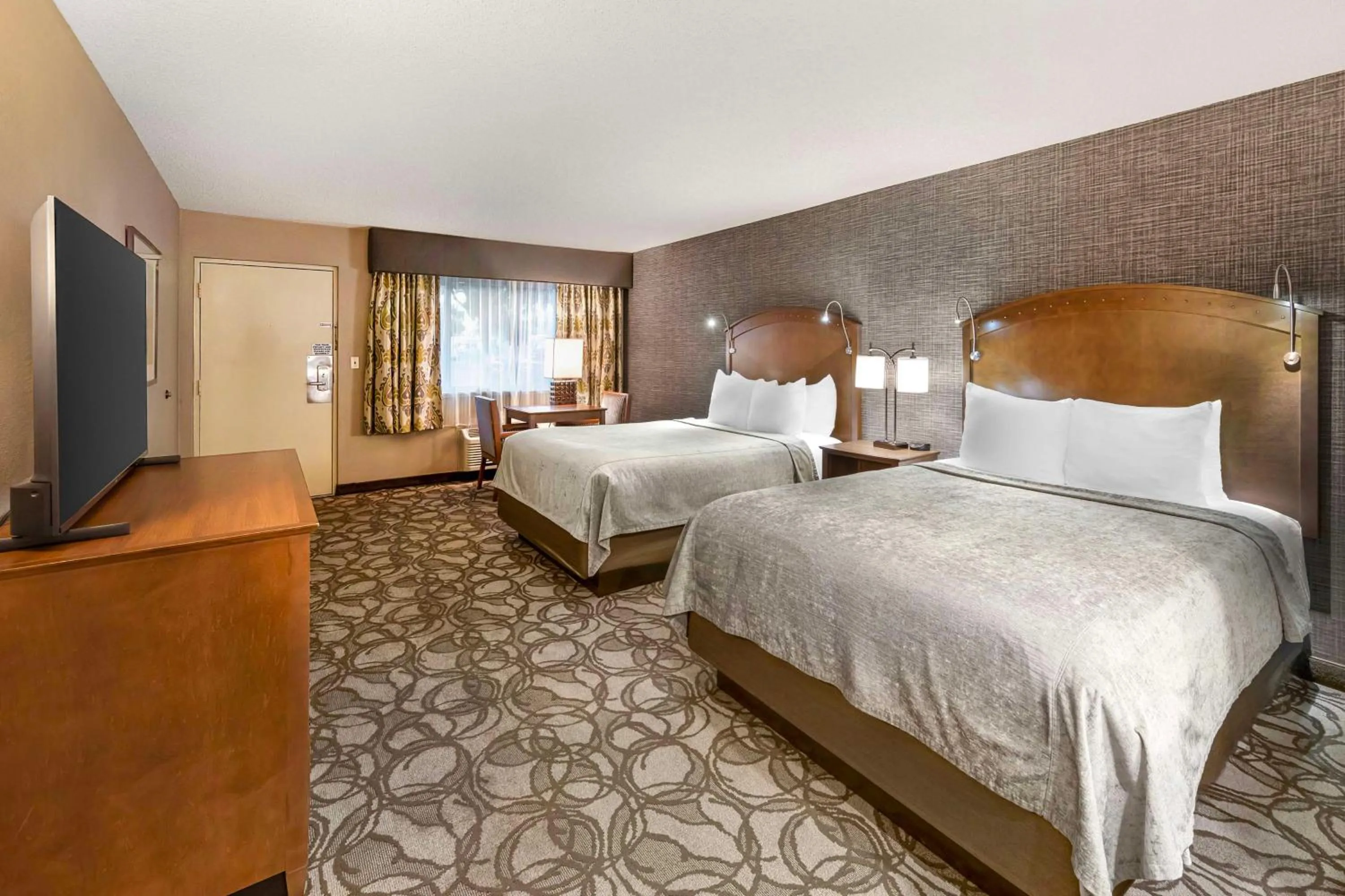 Bedroom, Bed in Best Western Plus Black Oak