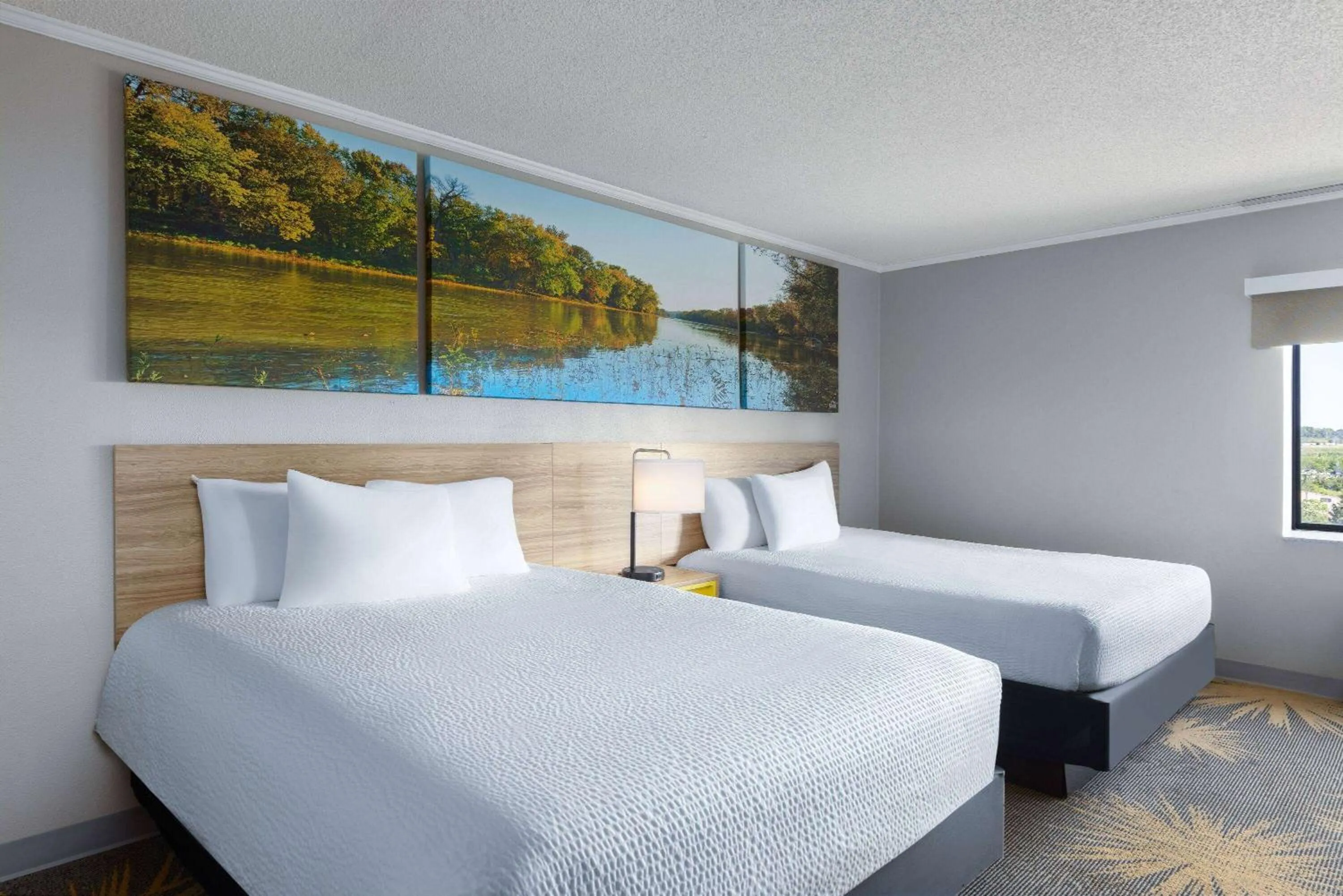 Photo of the whole room, Bed in Days Inn & Suites by Wyndham Kansas City - CHIEFS Stadium