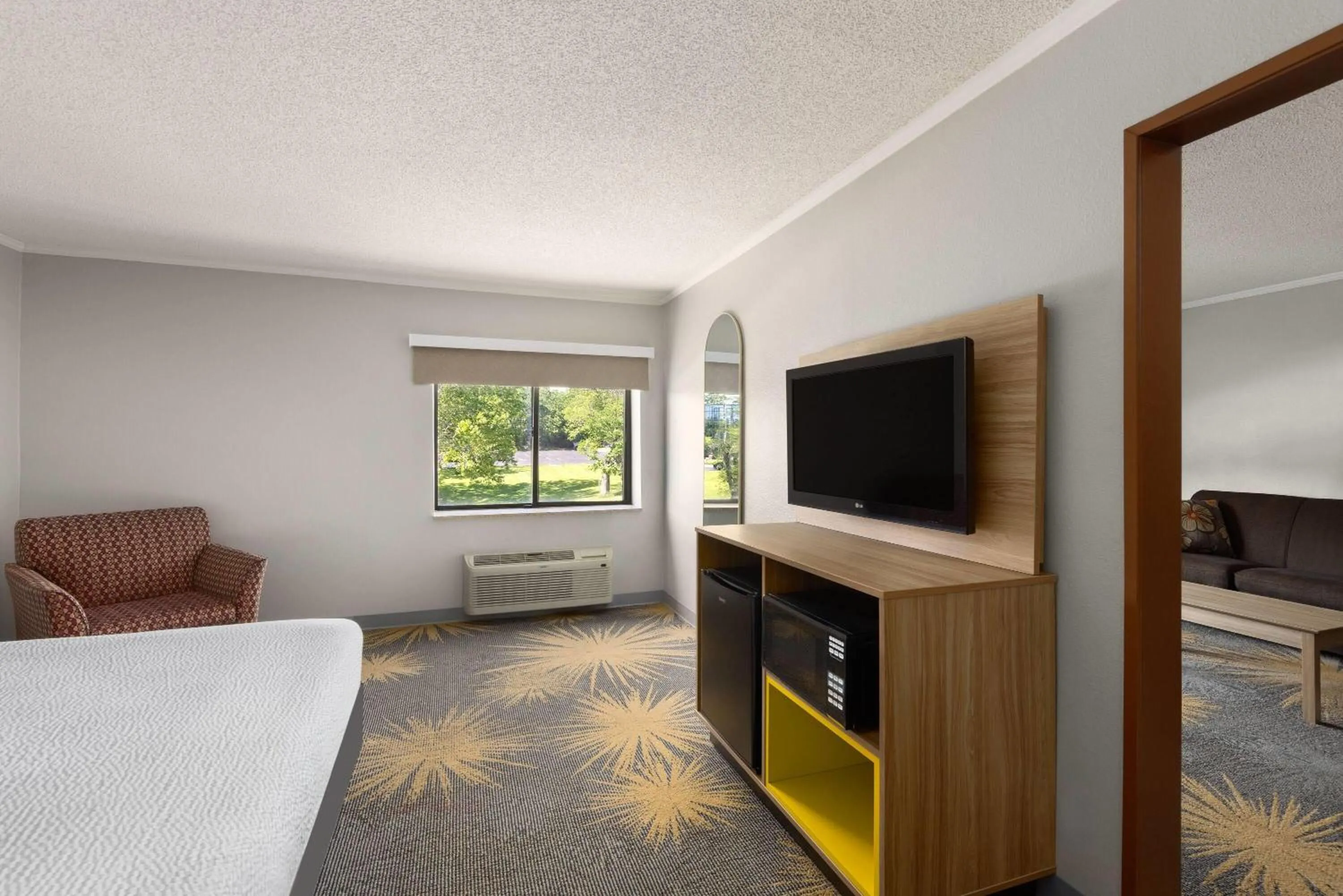 Photo of the whole room, Bed in Days Inn & Suites by Wyndham Kansas City - CHIEFS Stadium