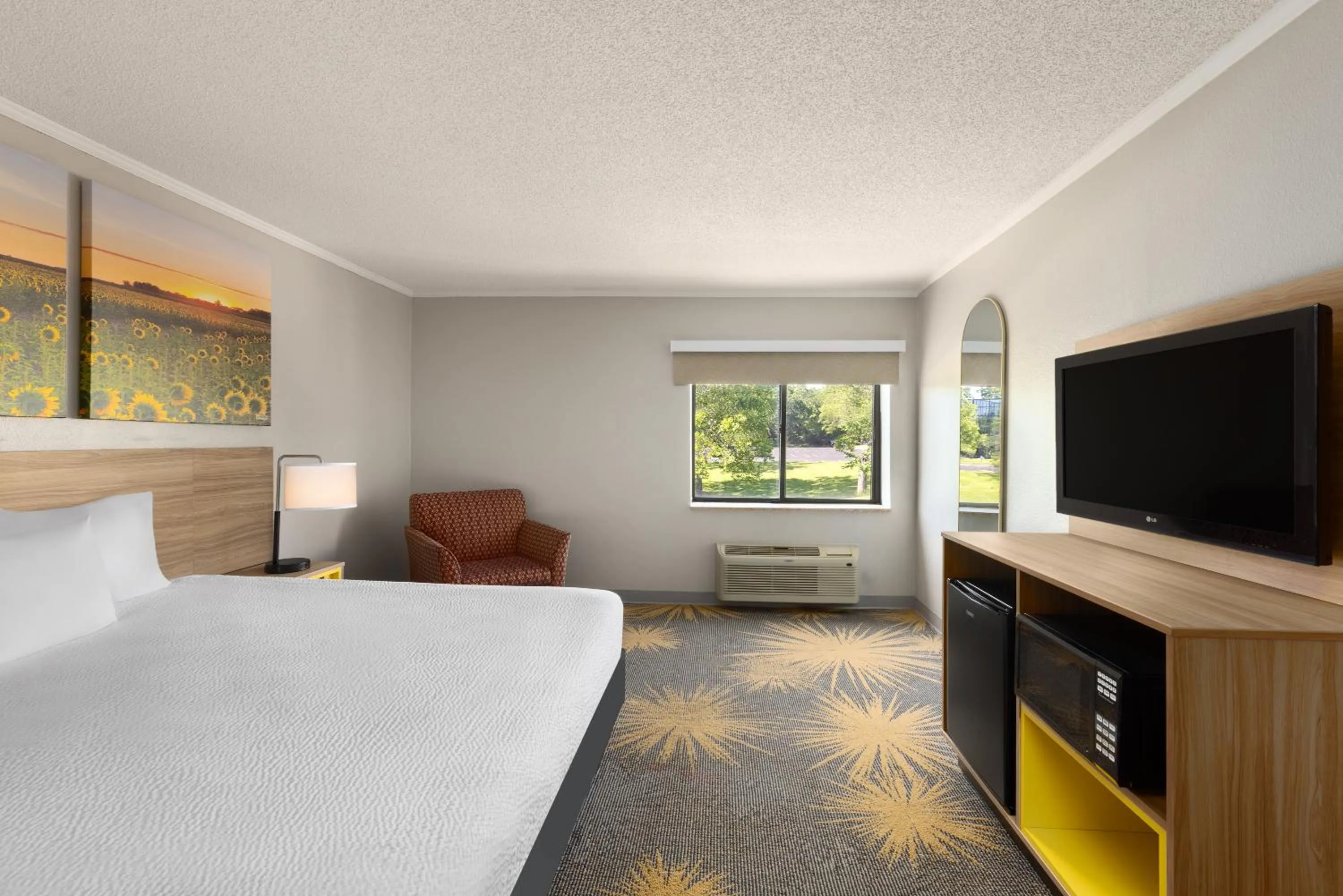 Bed in Days Inn & Suites by Wyndham Kansas City - CHIEFS Stadium