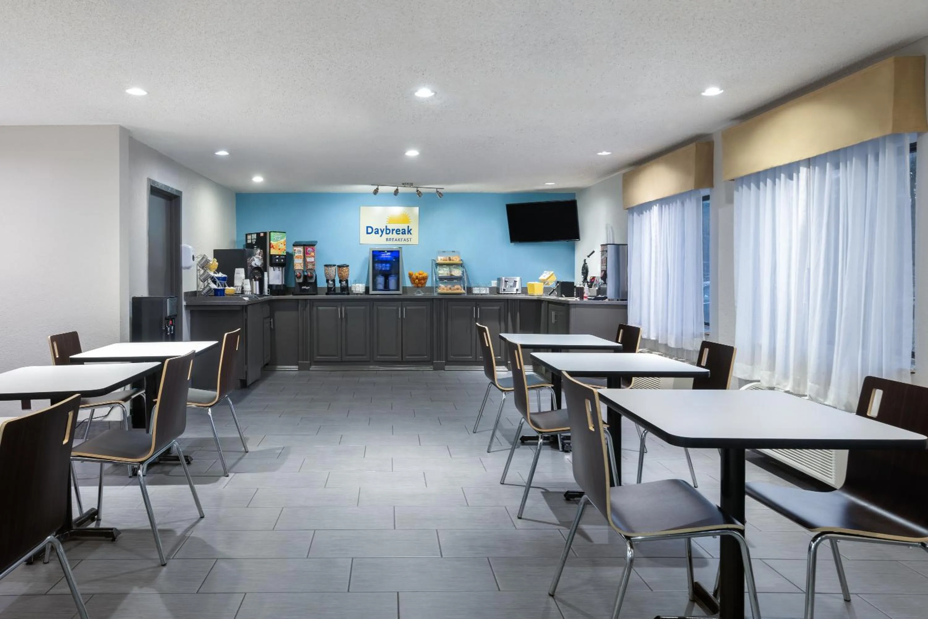 Breakfast in Days Inn & Suites by Wyndham Kansas City - CHIEFS Stadium