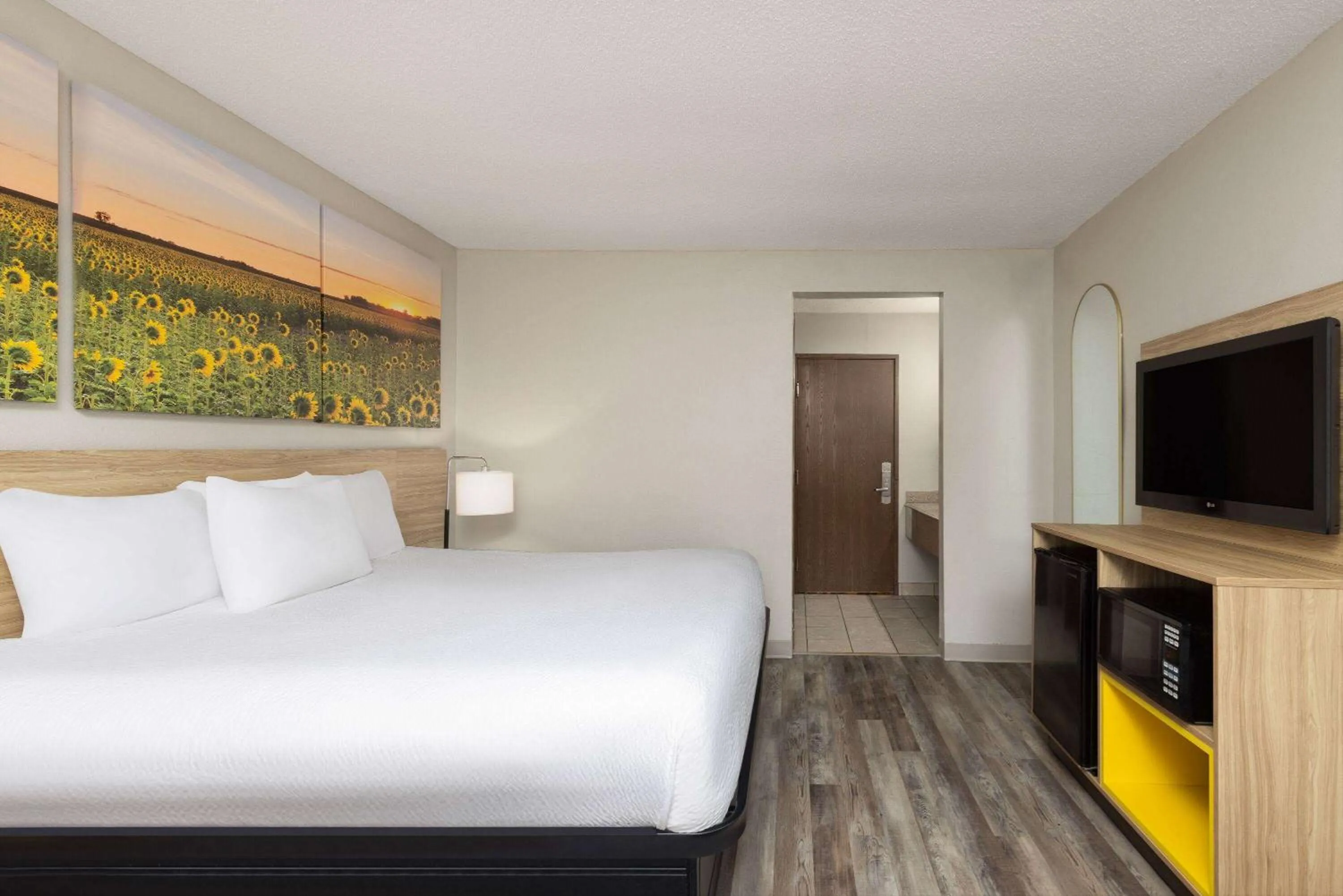 Photo of the whole room, Bed in Days Inn & Suites by Wyndham Kansas City - CHIEFS Stadium