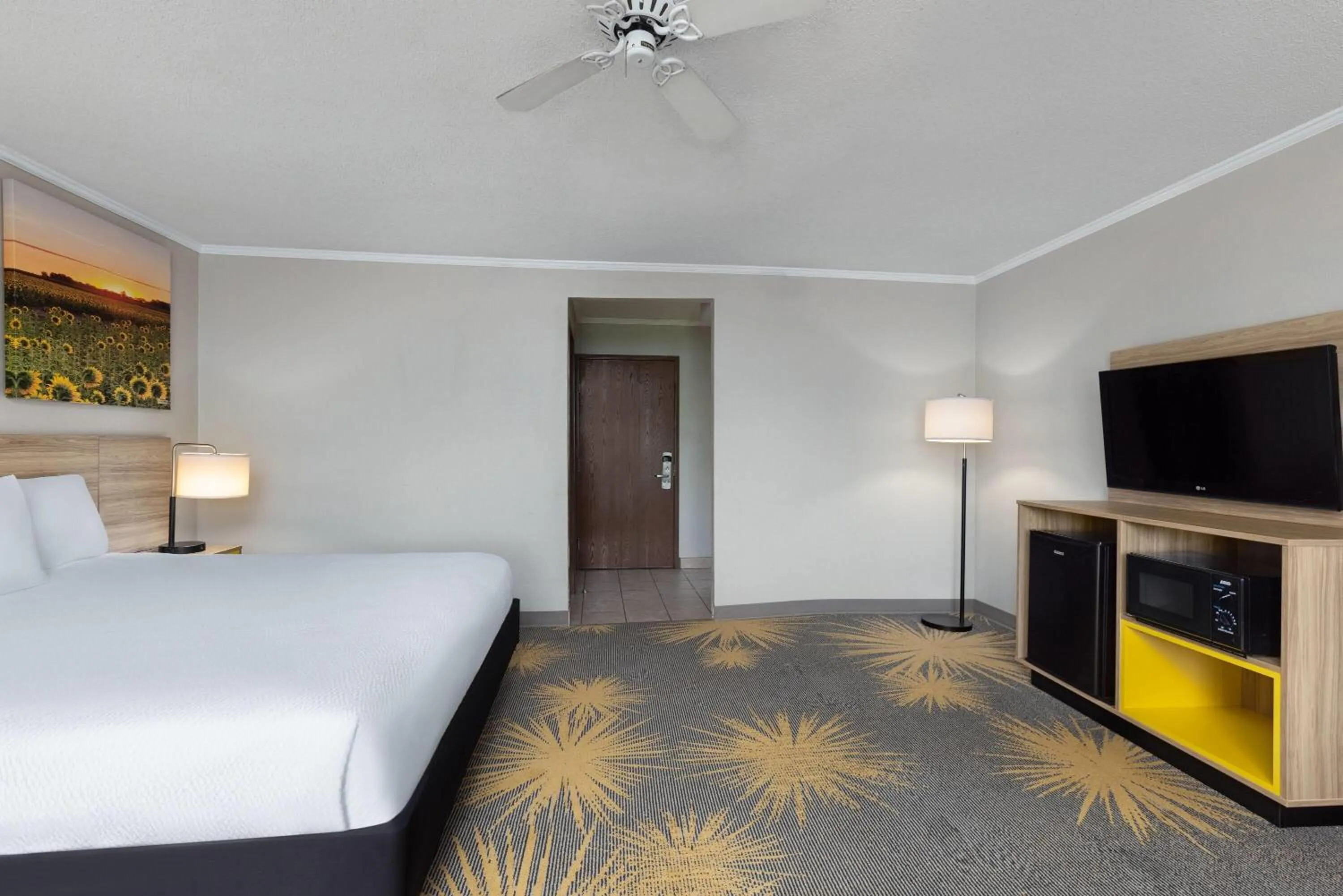 Photo of the whole room, Bed in Days Inn & Suites by Wyndham Kansas City - CHIEFS Stadium