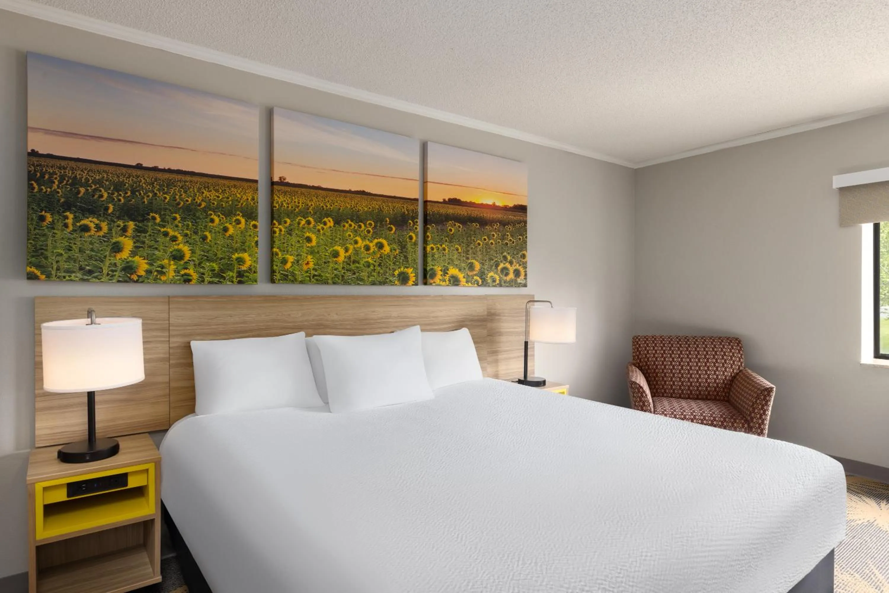 Bed in Days Inn & Suites by Wyndham Kansas City - CHIEFS Stadium