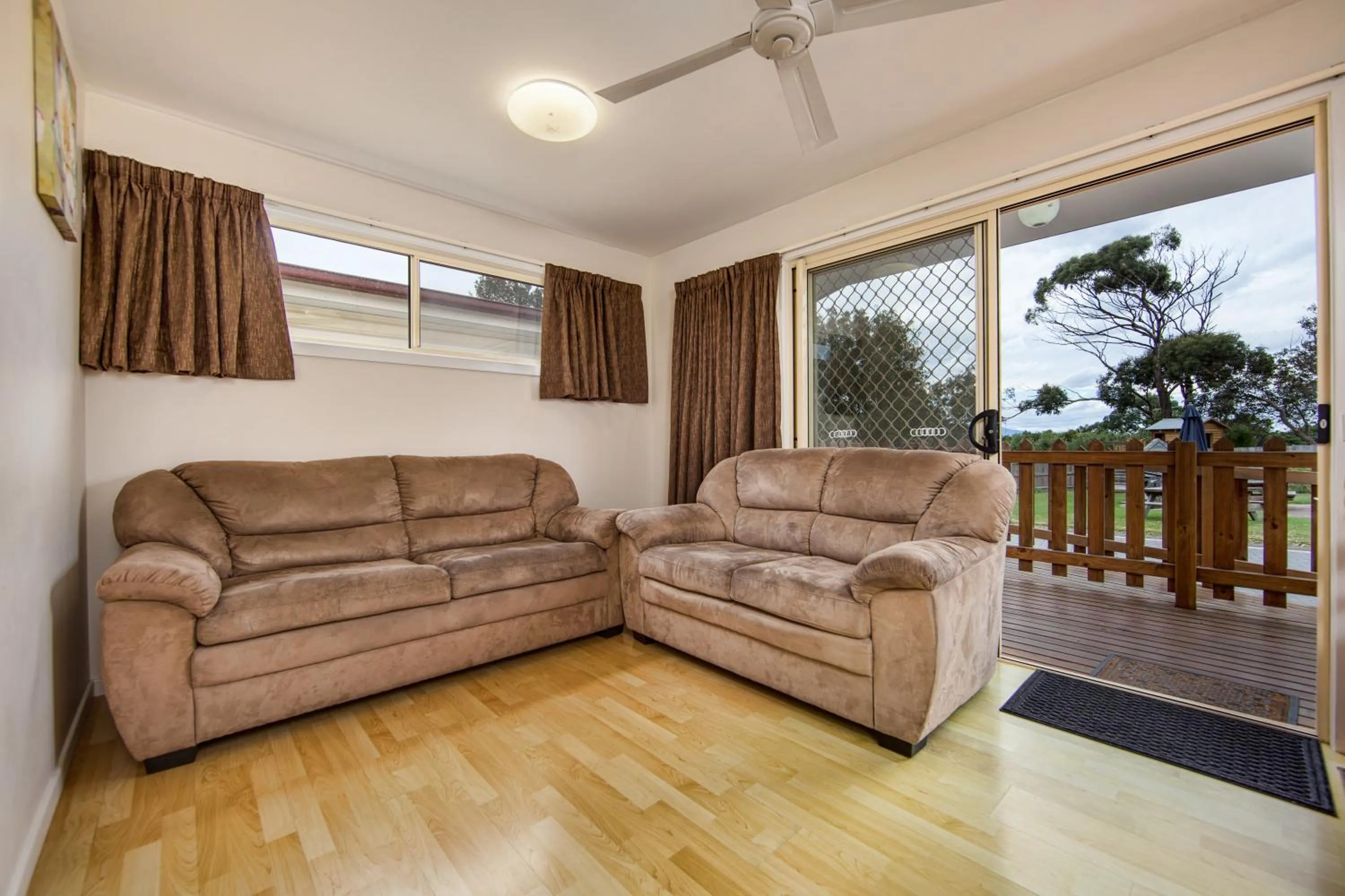 Living room in Wintersun Gardens Motel