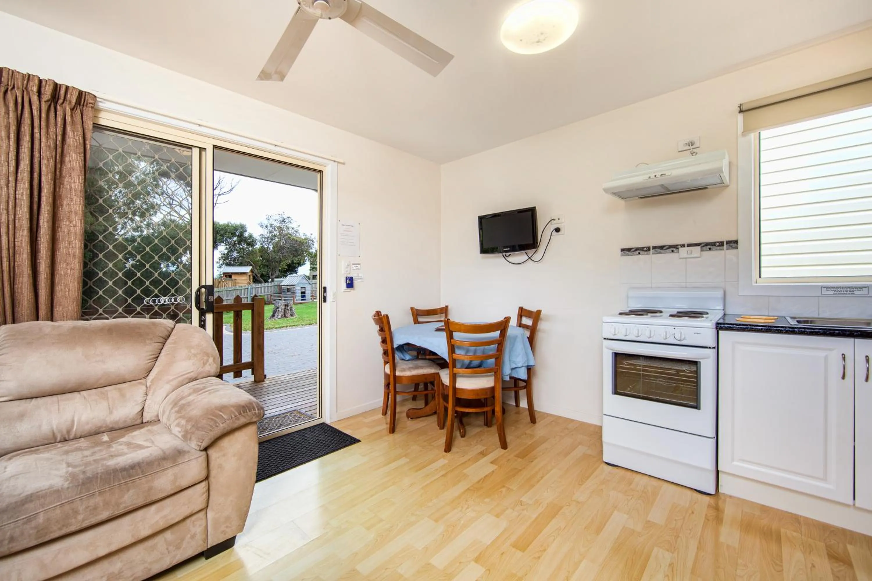 Dining area in Wintersun Gardens Motel