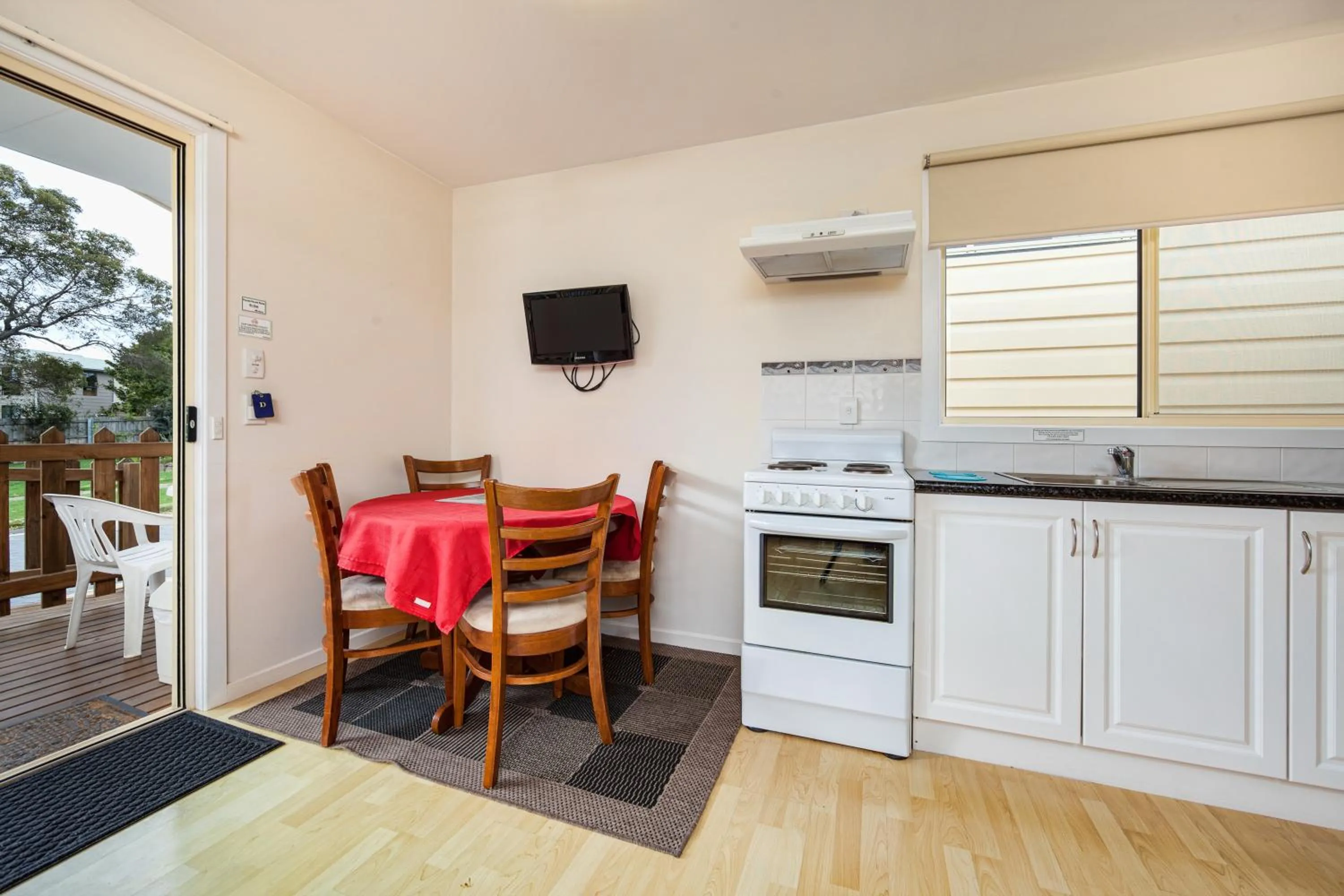 Kitchen or kitchenette in Wintersun Gardens Motel
