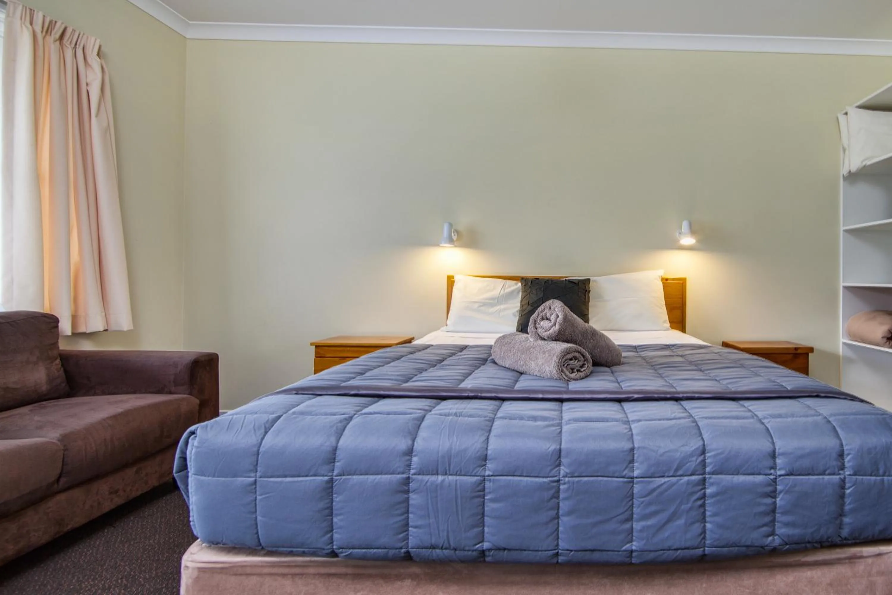 Bedroom, Bed in Wintersun Gardens Motel