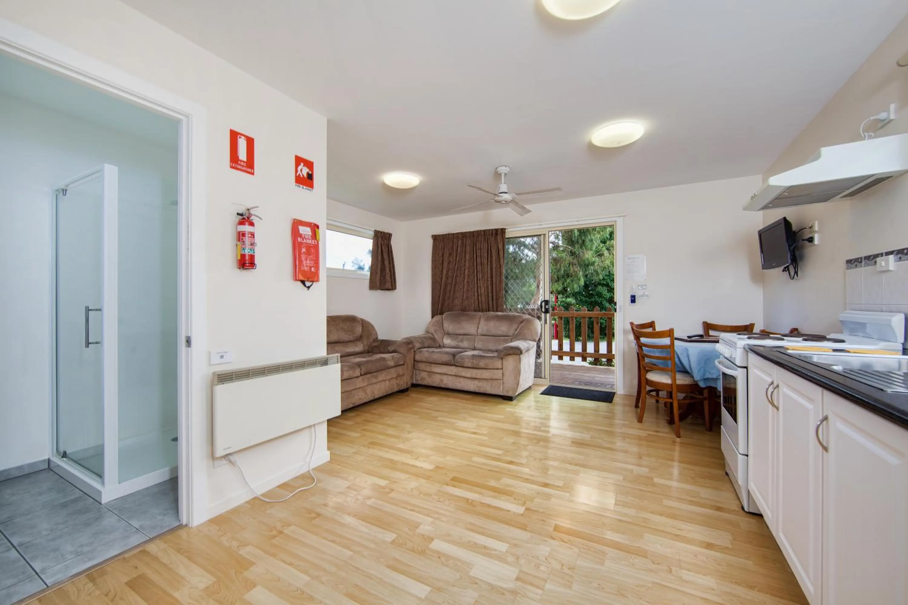 Living room in Wintersun Gardens Motel