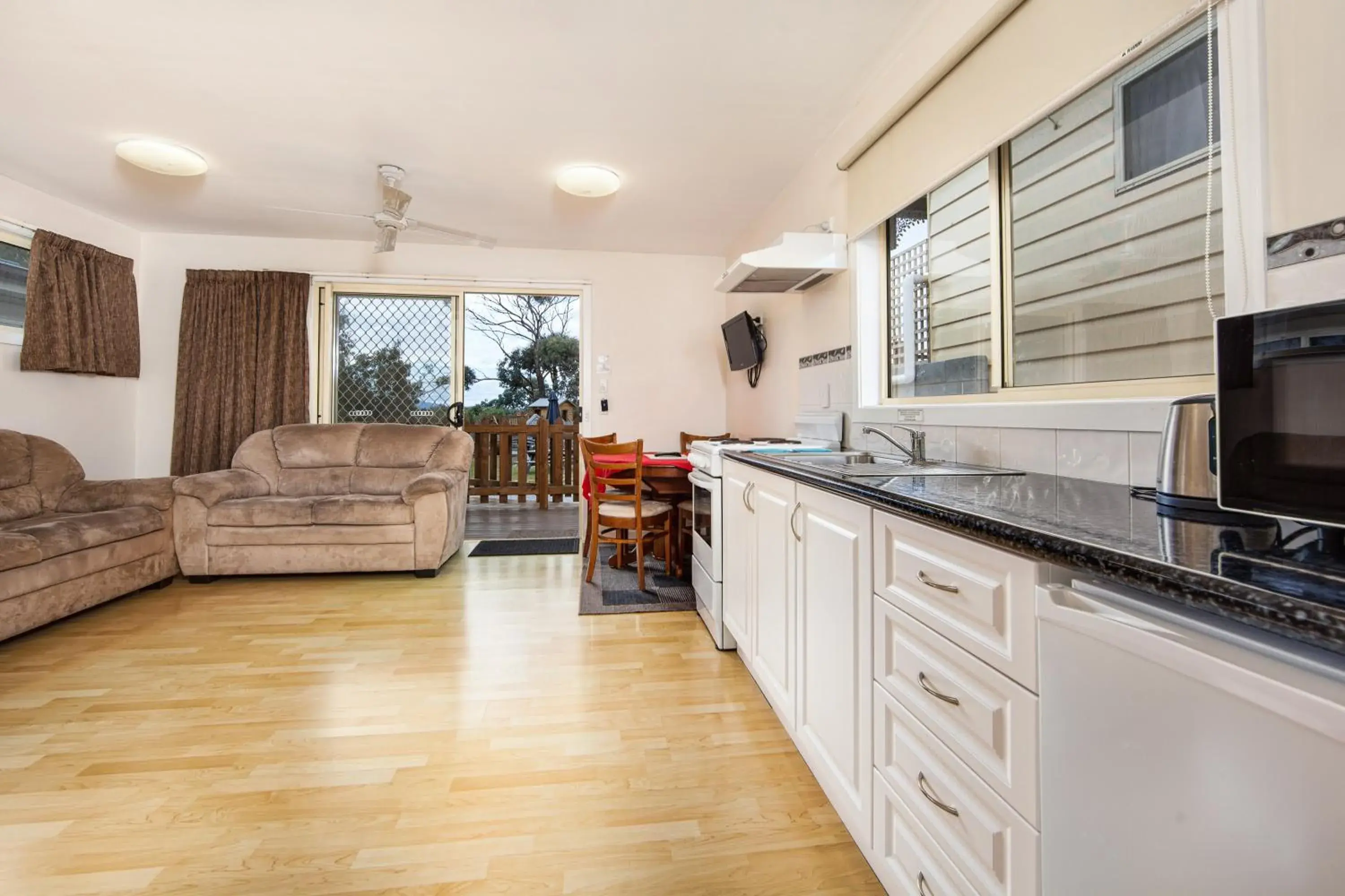 Living room in Wintersun Gardens Motel Living room in Wintersun Gardens Motel