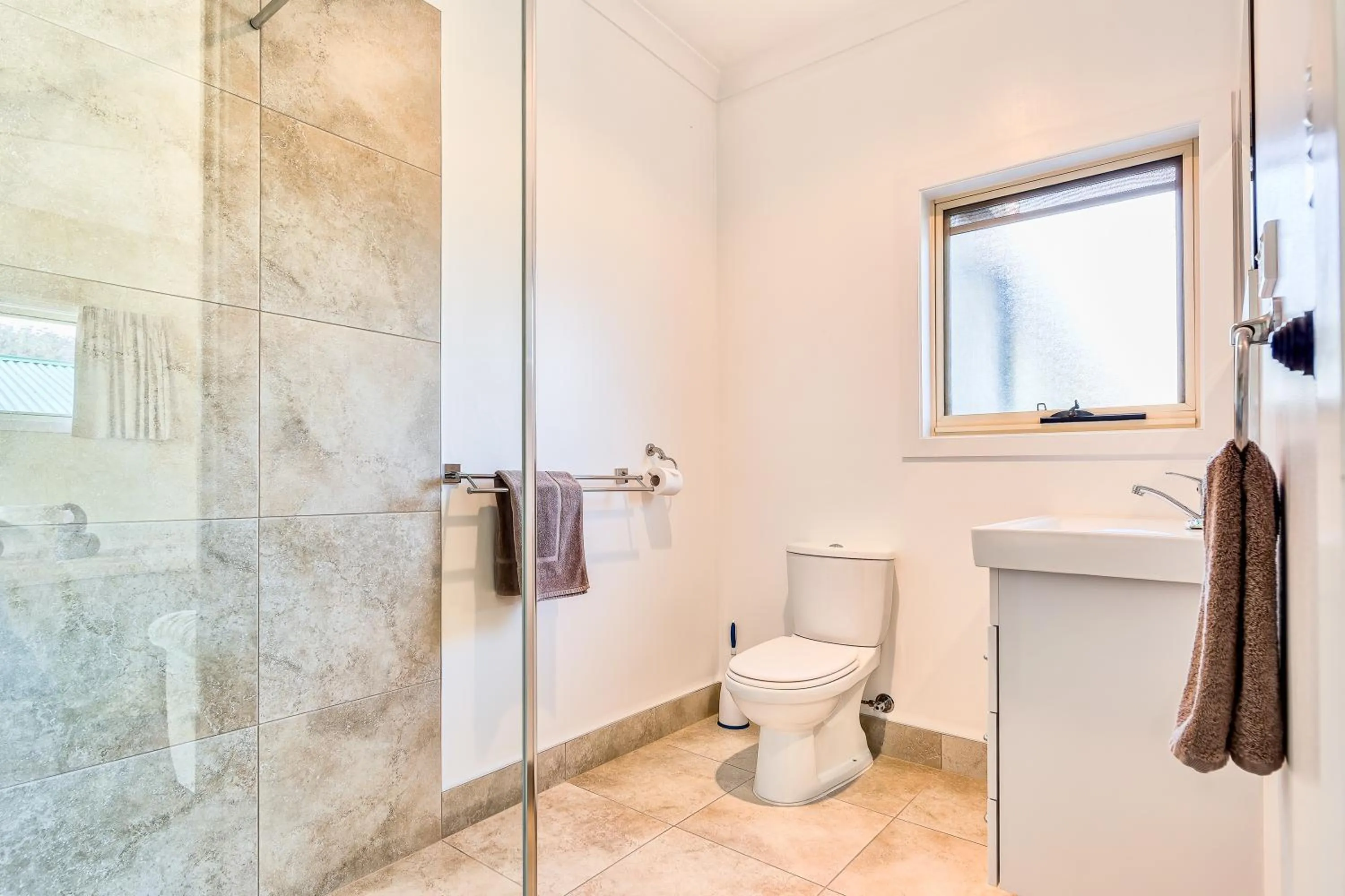 Shower in Wintersun Gardens Motel