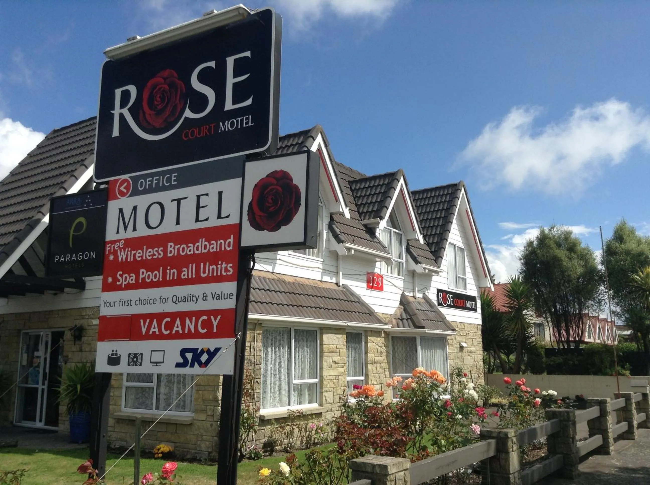 Facade/entrance in Rose Court Motel