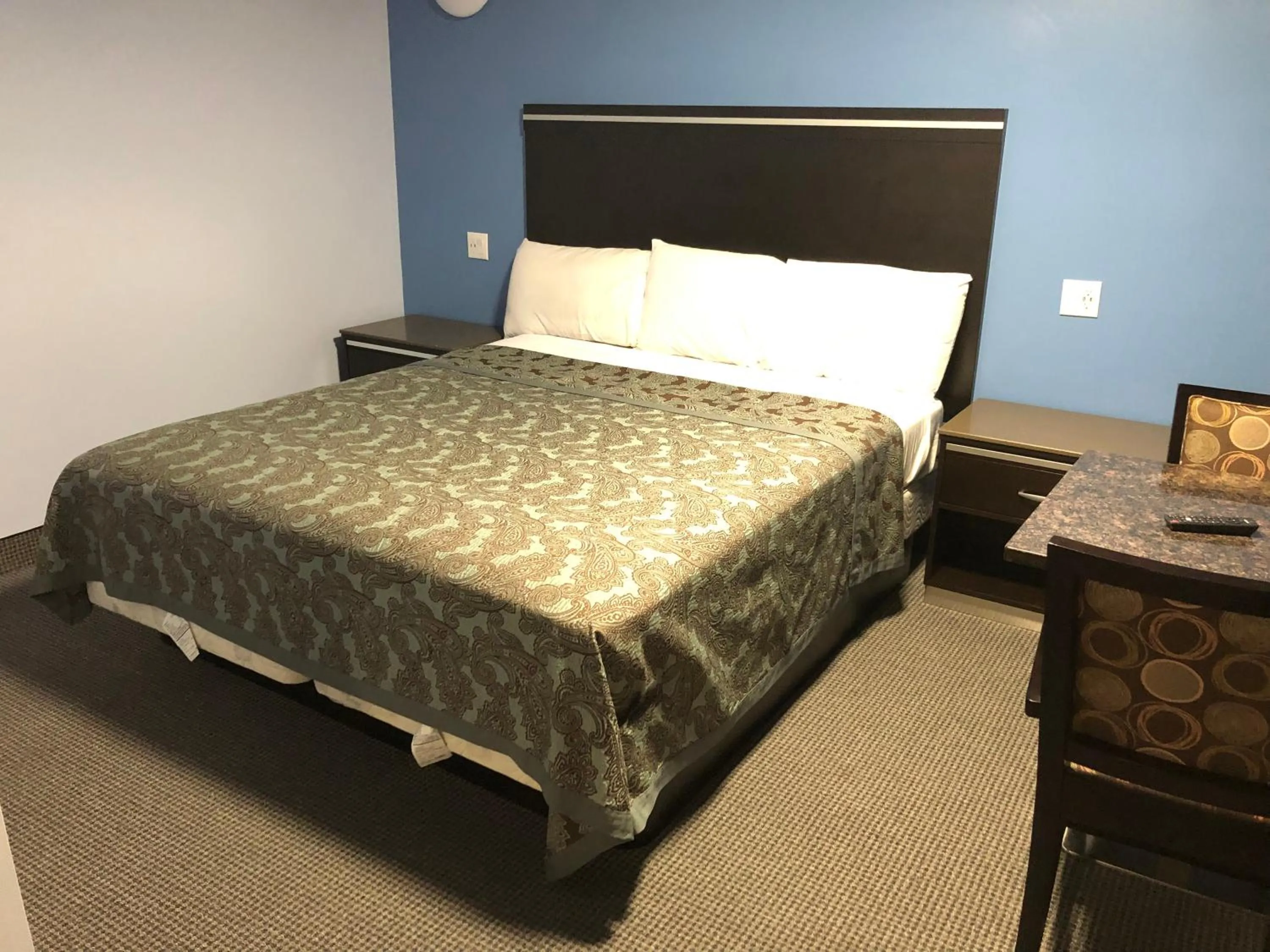 Bed in Golden West Manor Motel