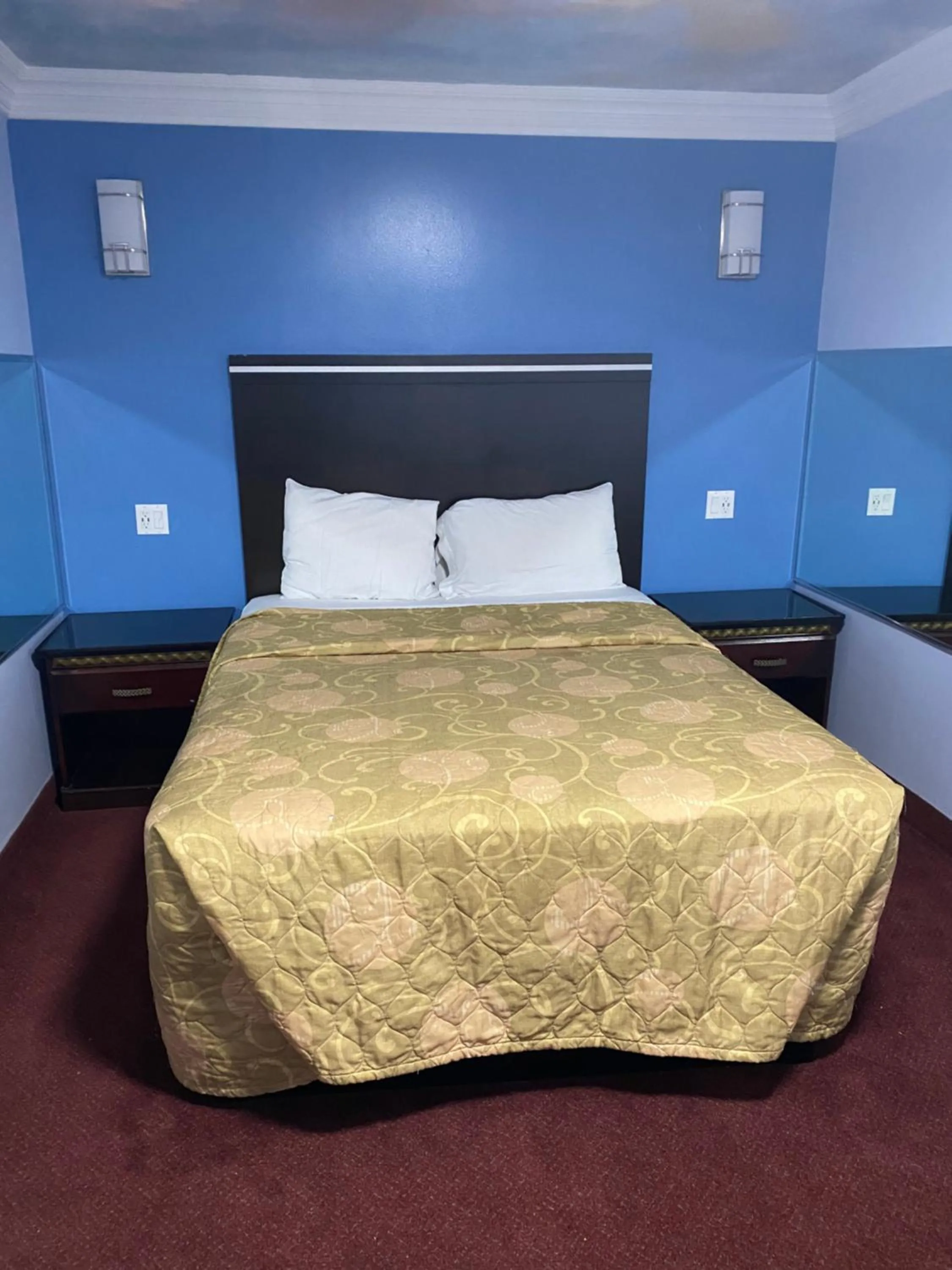 Bed in Golden West Manor Motel