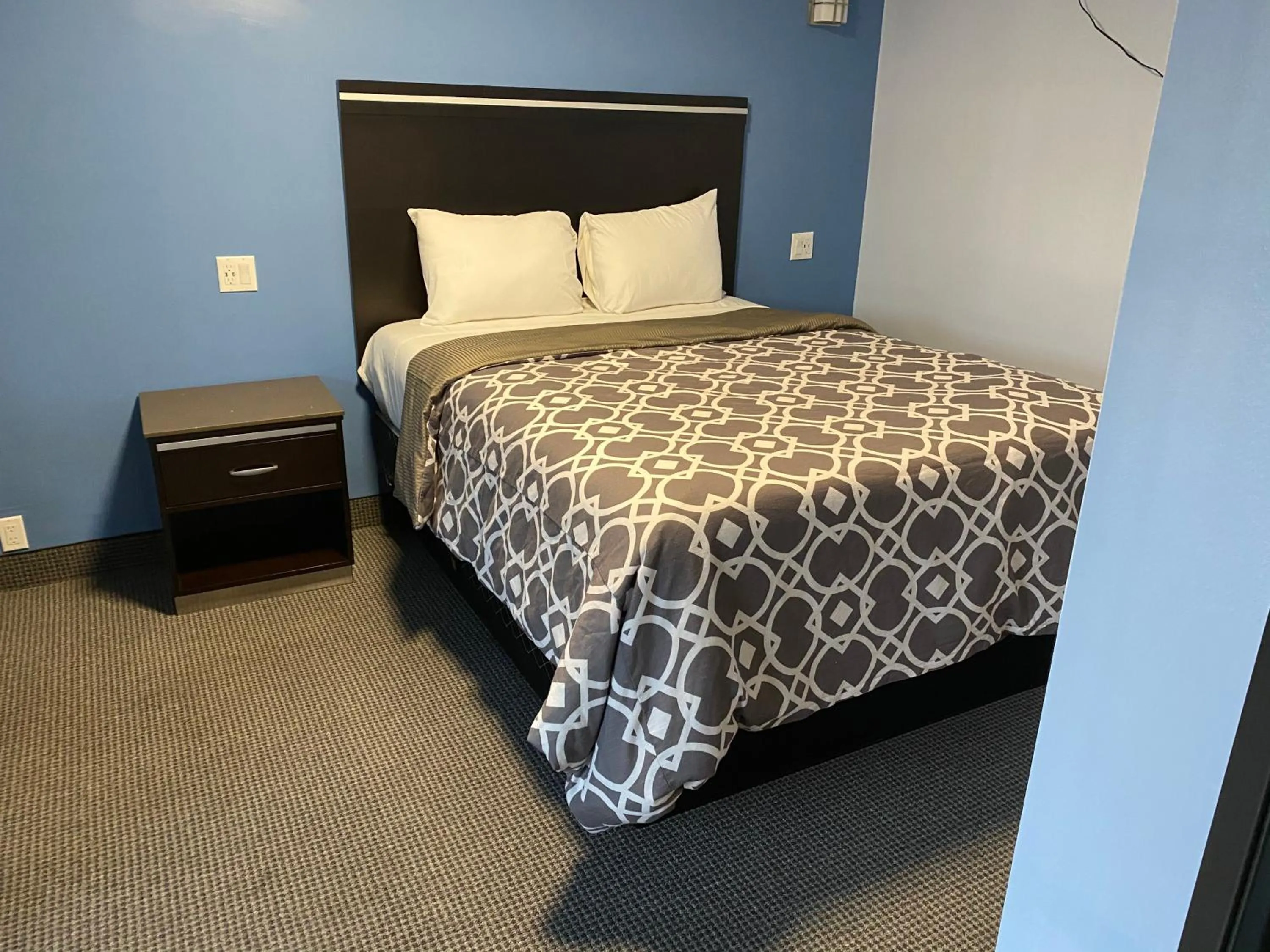 Bed in Golden West Manor Motel