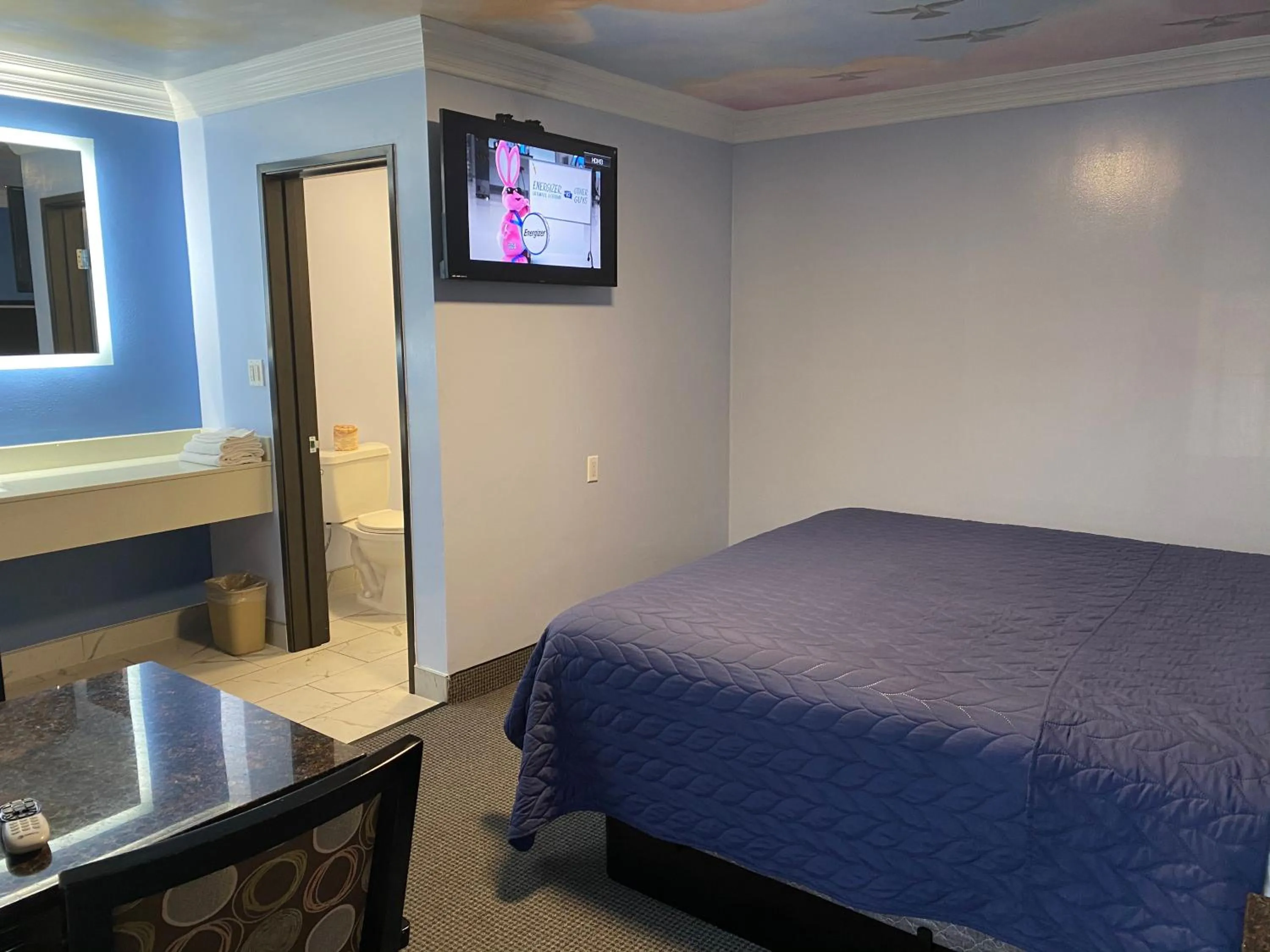 Bed in Golden West Manor Motel