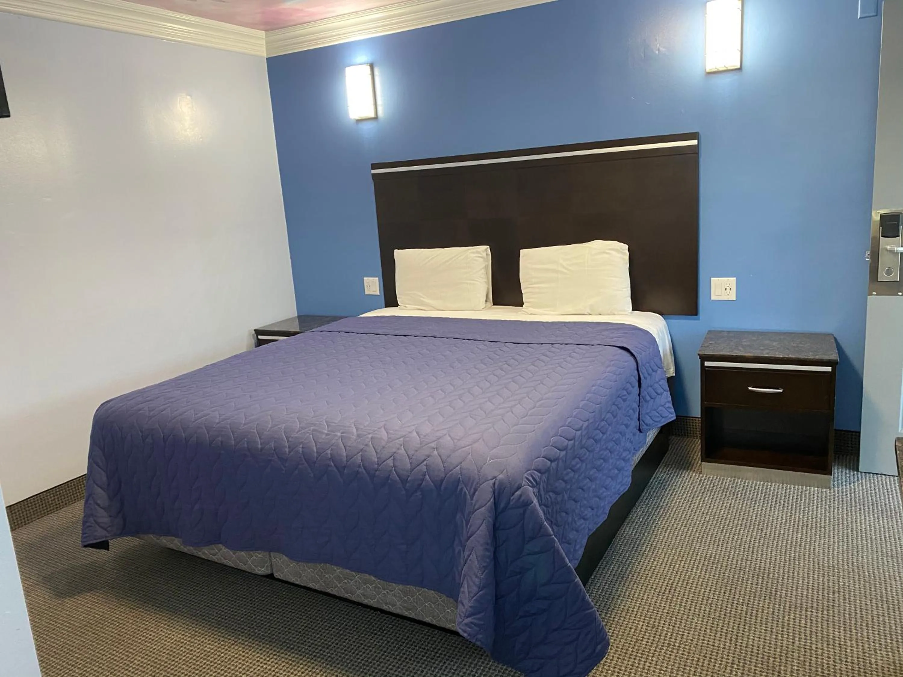 Bed in Golden West Manor Motel