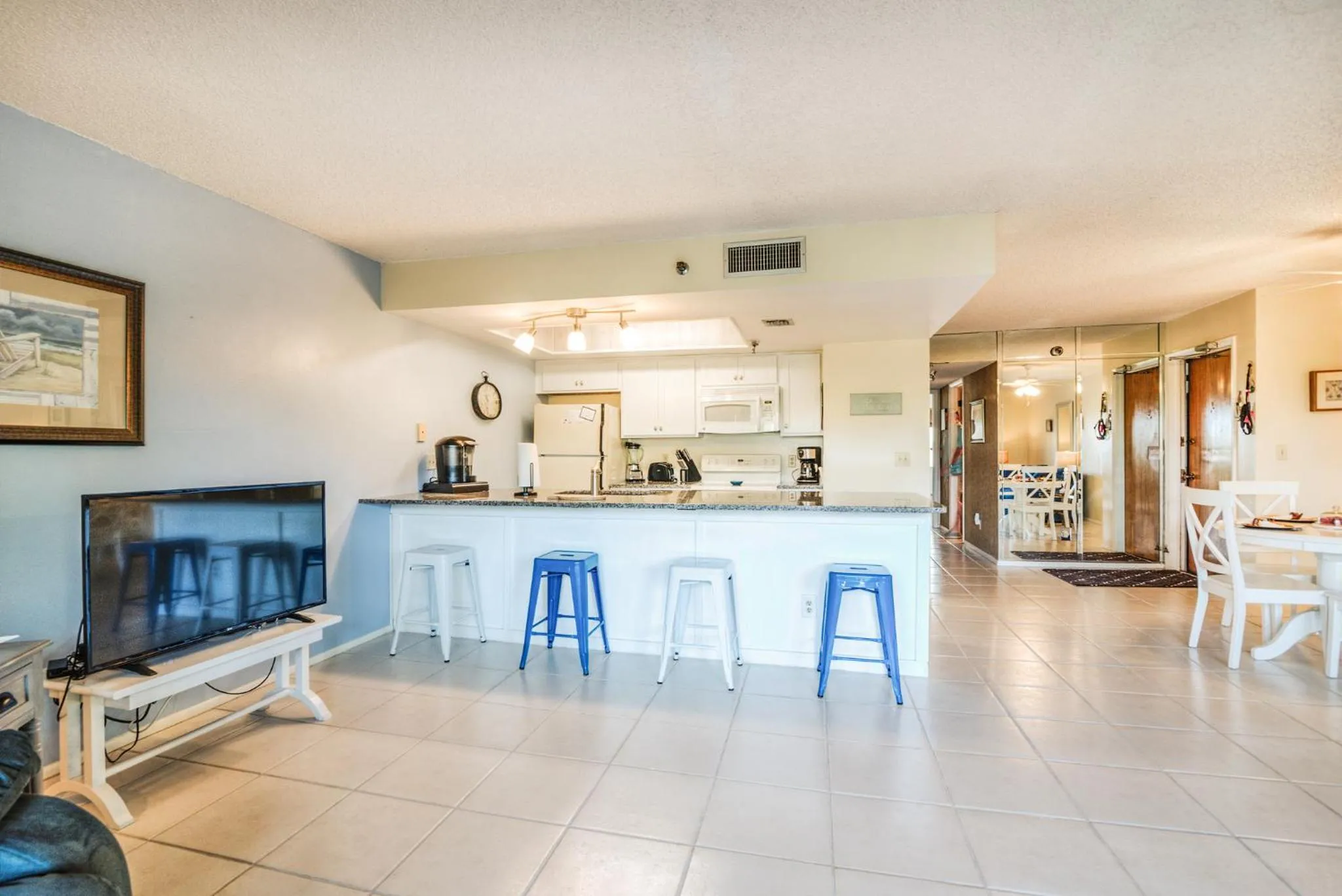 TV and multimedia in Intercoastal Beach Suite