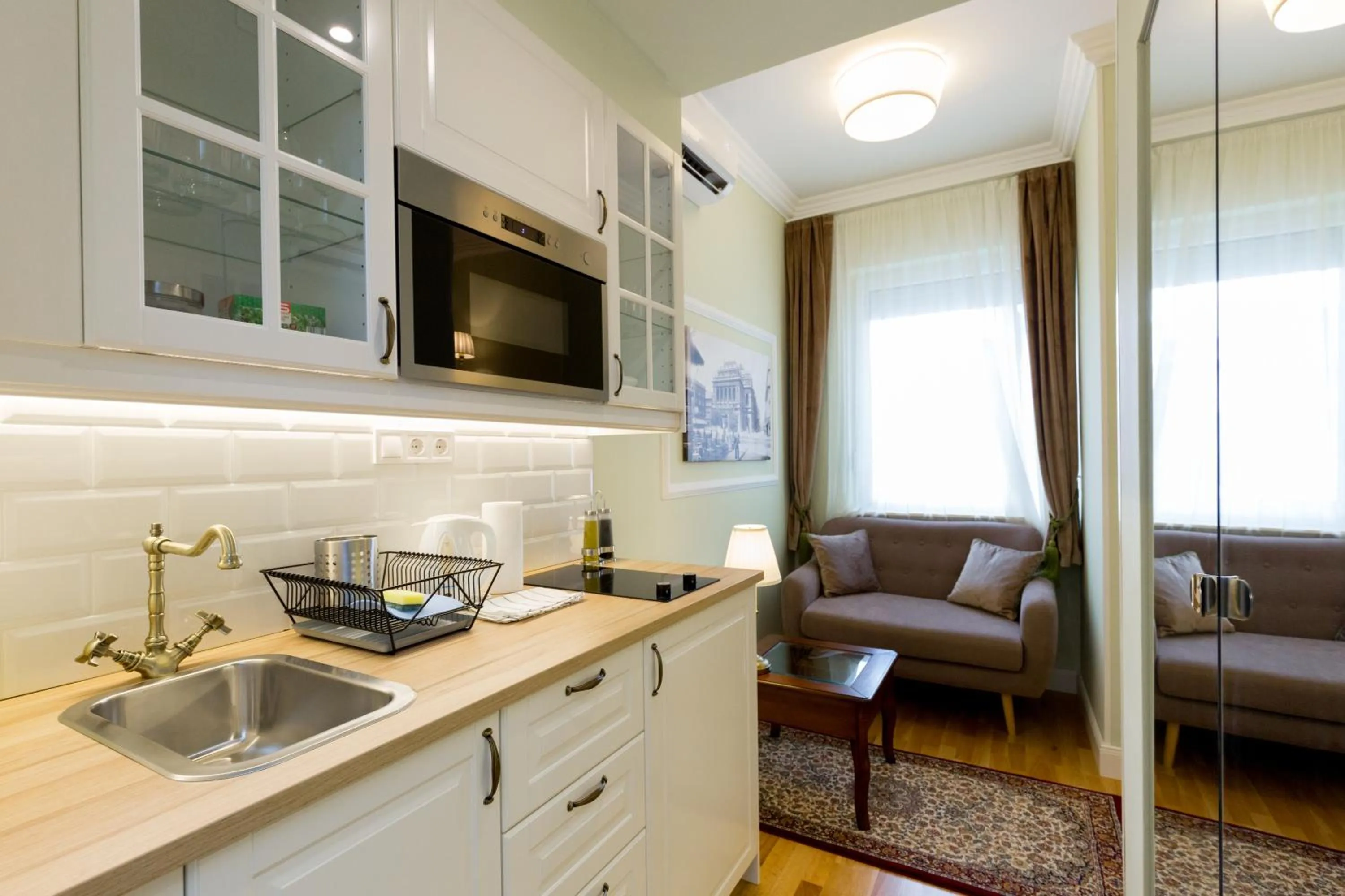 Kitchen or kitchenette in Roland Apartments
