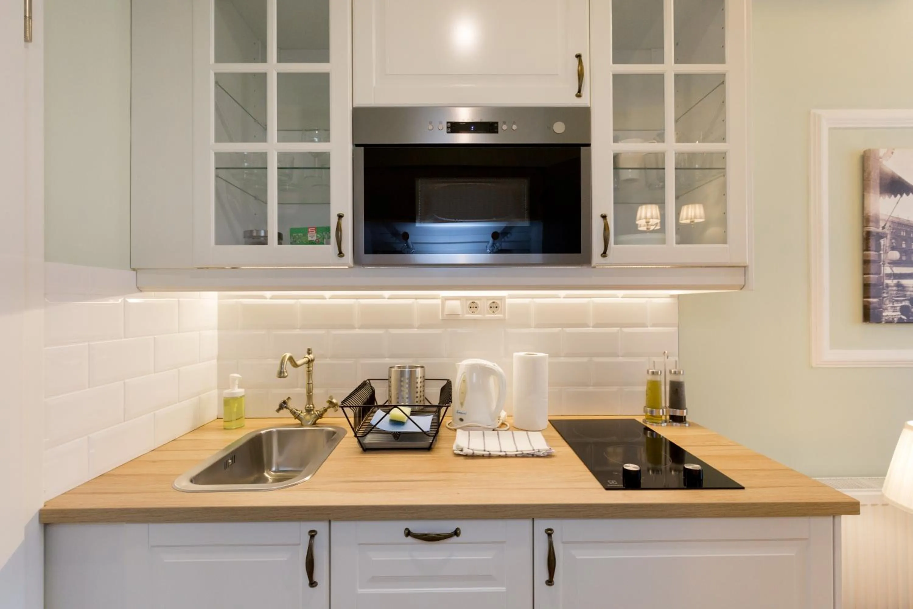 Kitchen or kitchenette in Roland Apartments