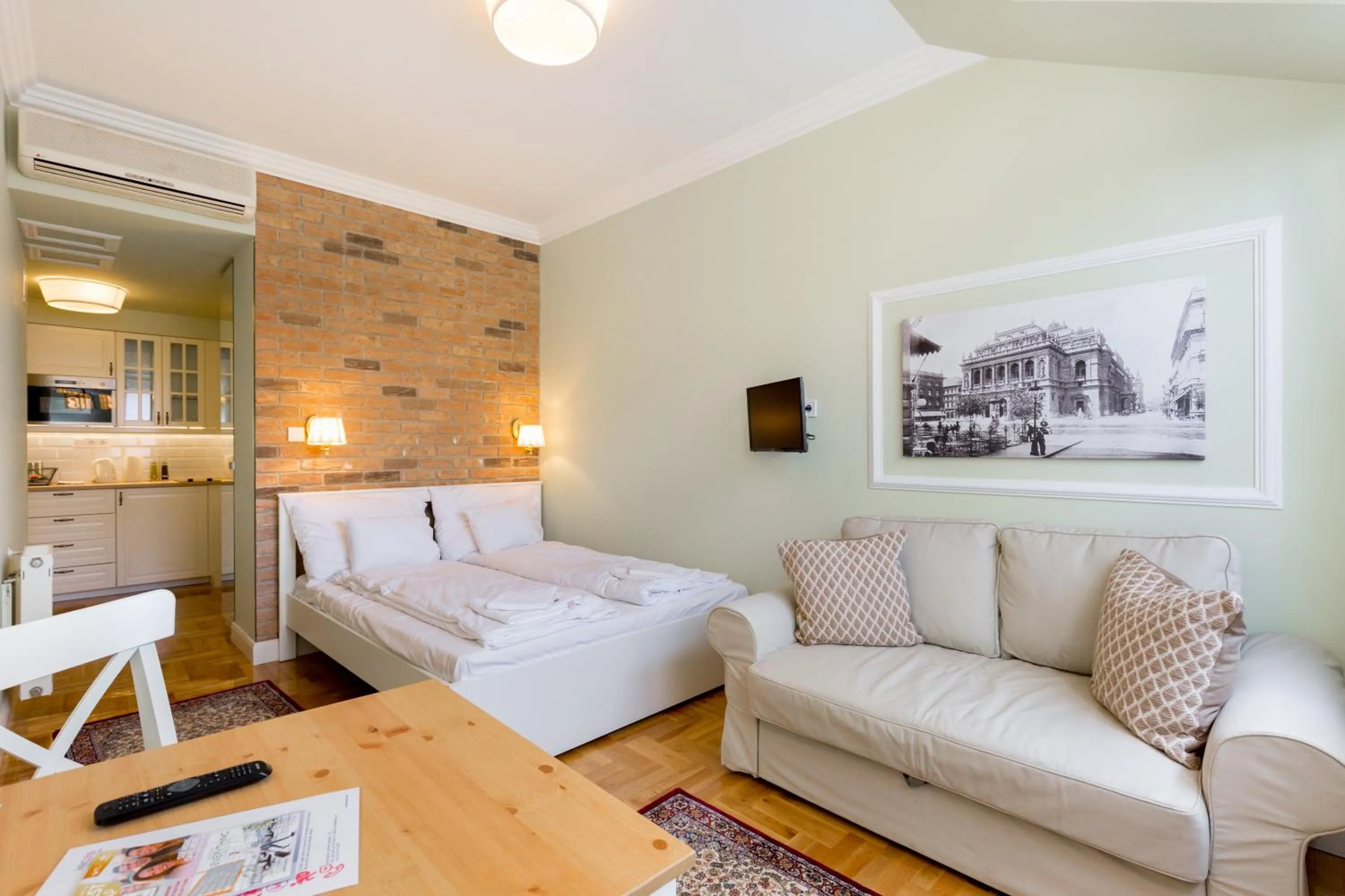 Photo of the whole room in Roland Apartments