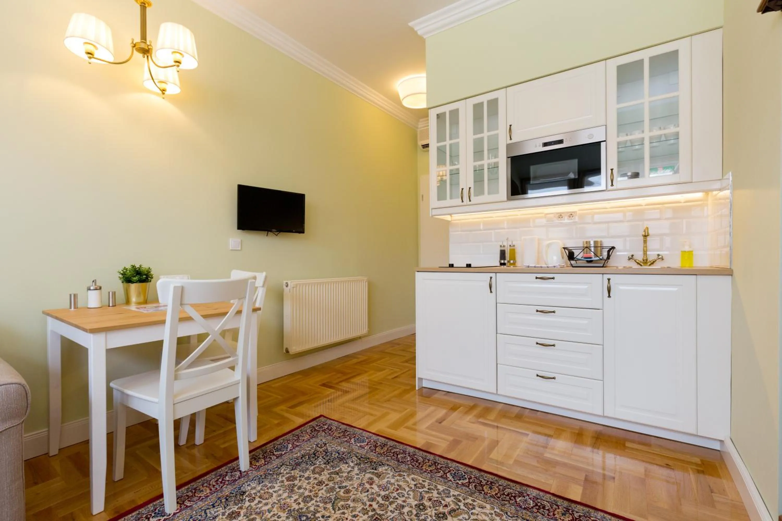 Kitchen or kitchenette in Roland Apartments