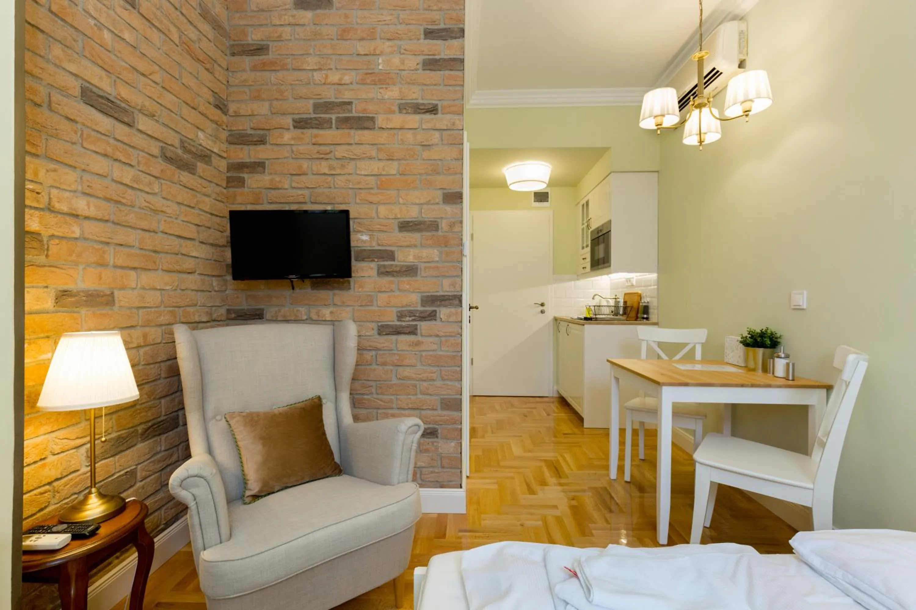 Photo of the whole room in Roland Apartments