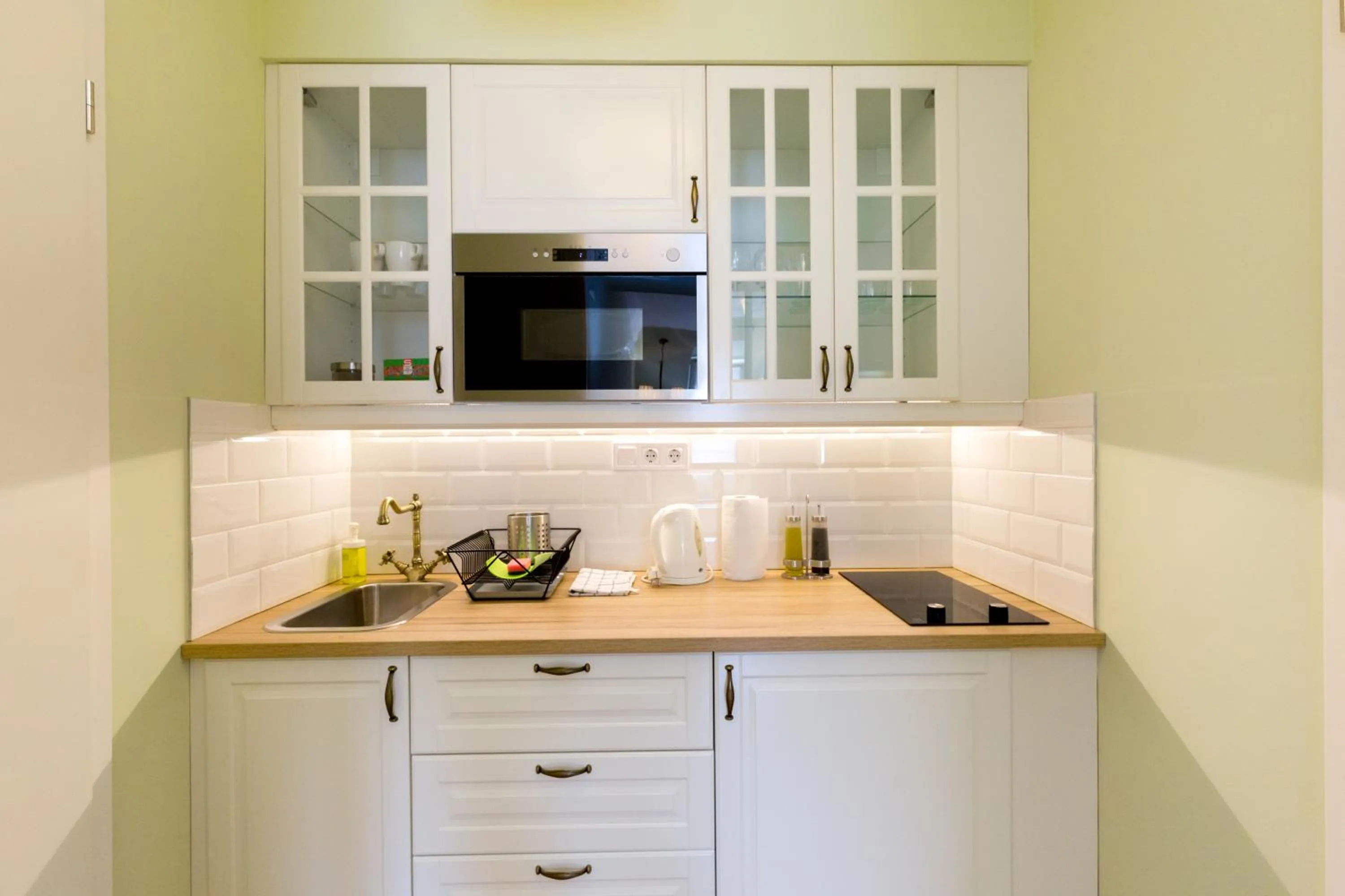 Kitchen or kitchenette in Roland Apartments