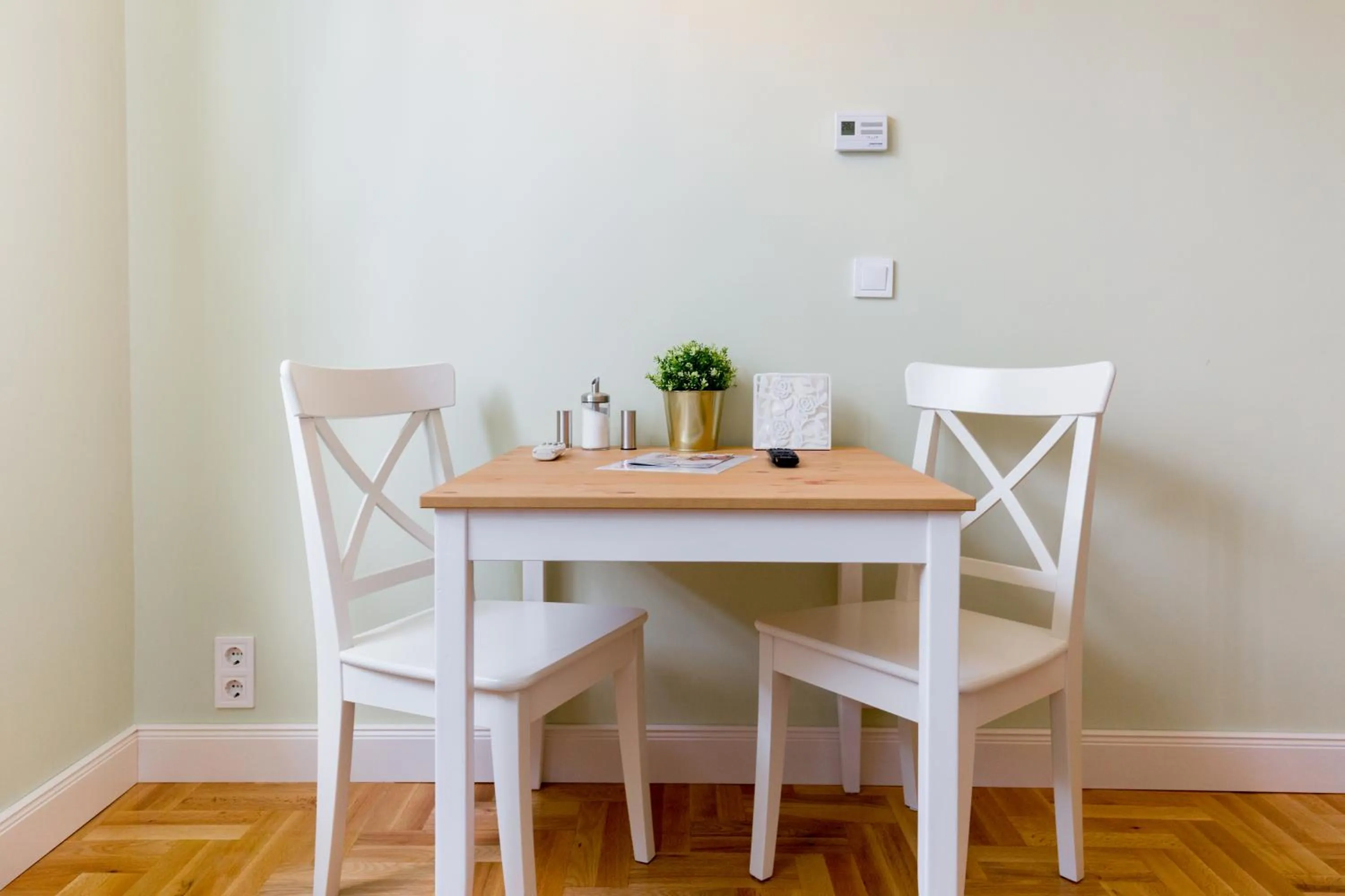 Dining area in Roland Apartments