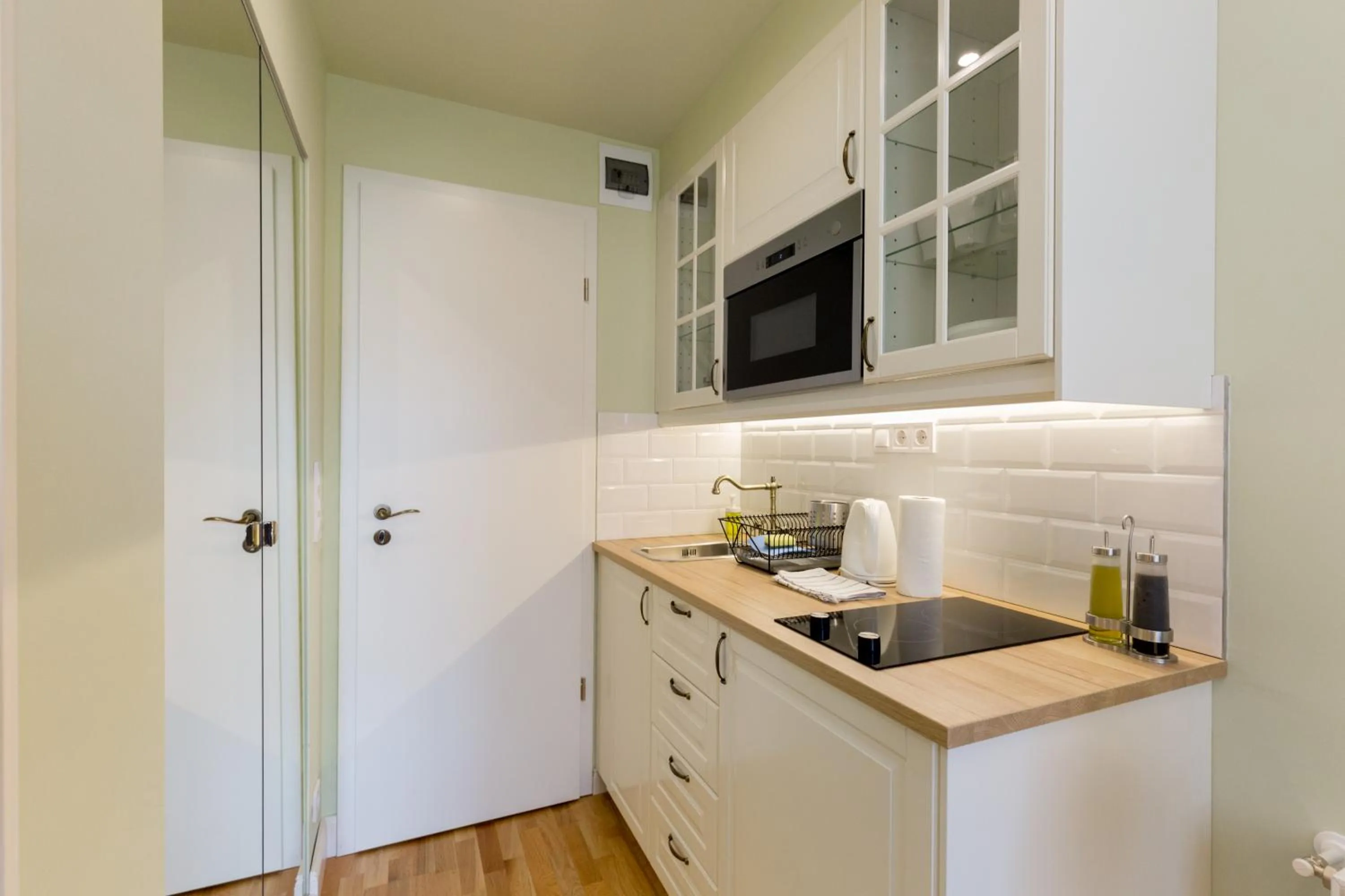Kitchen or kitchenette in Roland Apartments