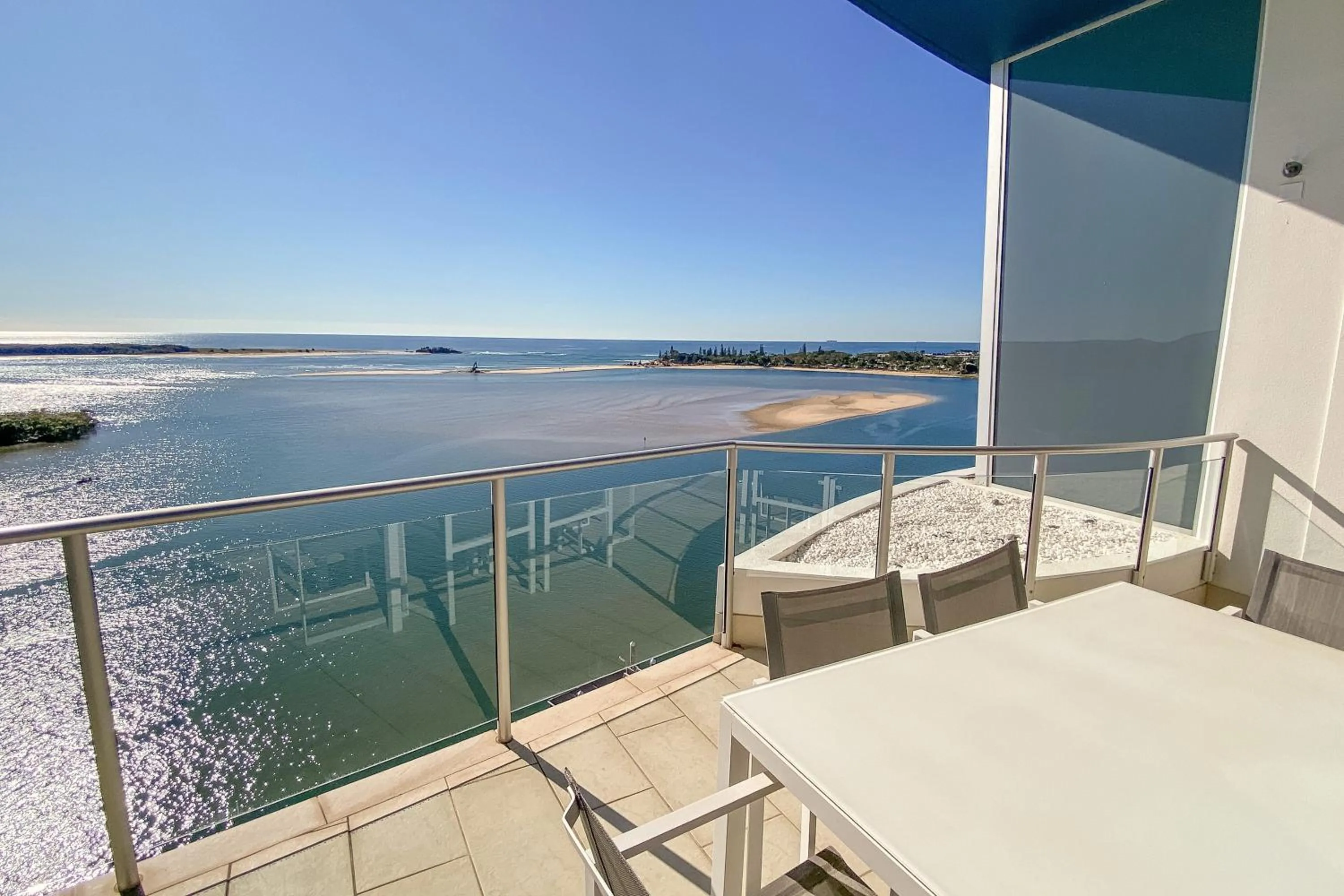 Natural landscape in Waves Maroochy River