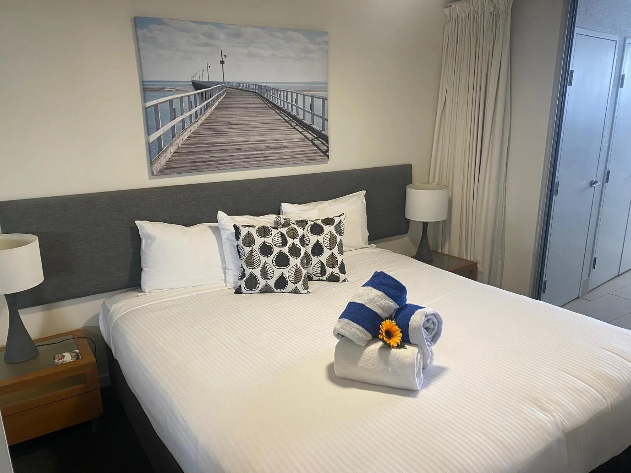 Bedroom, Bed in Waves Maroochy River