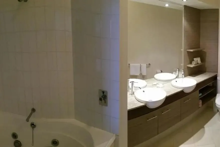 Bathroom in Waves Maroochy River