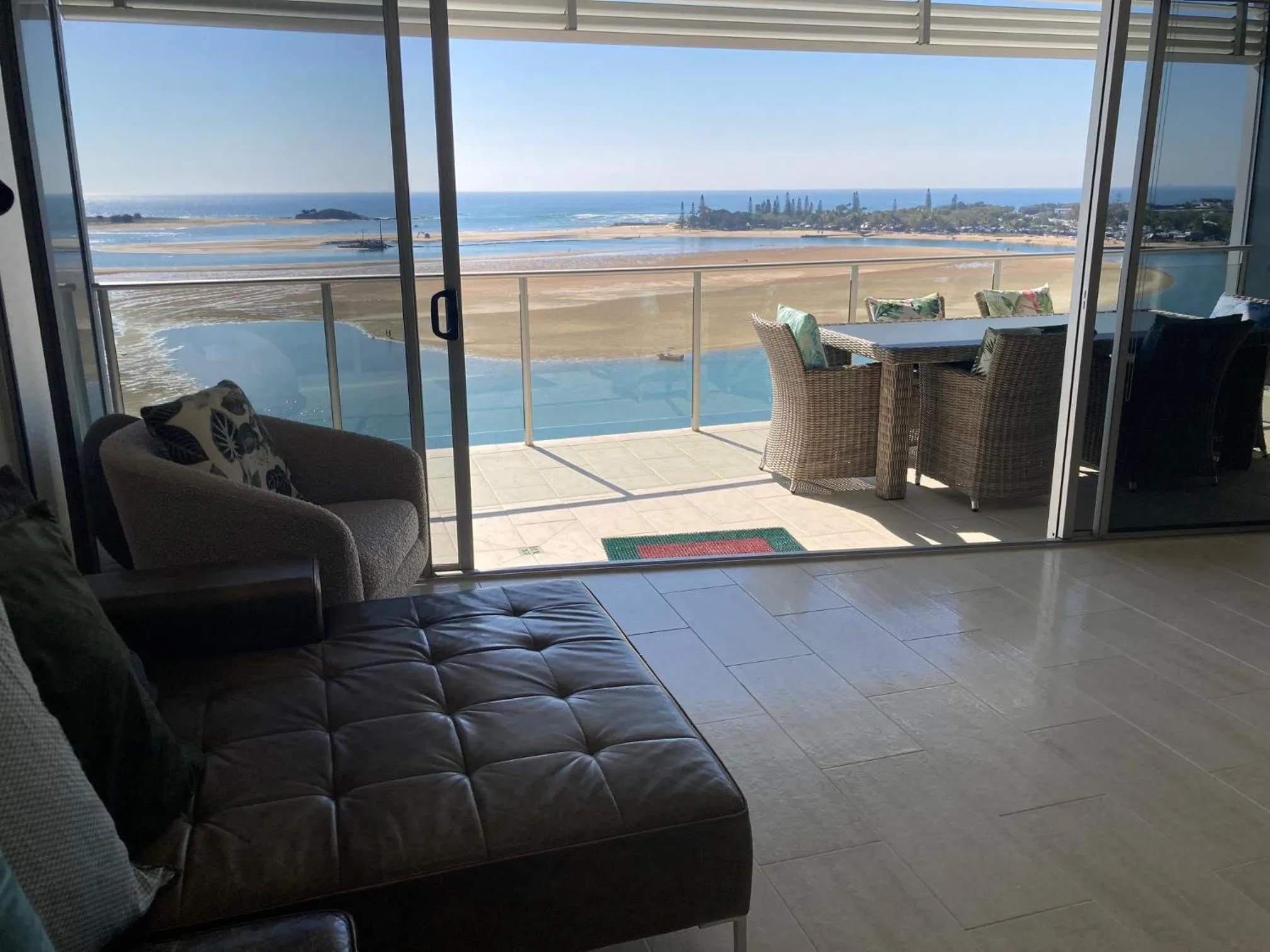 Natural landscape in Waves Maroochy River