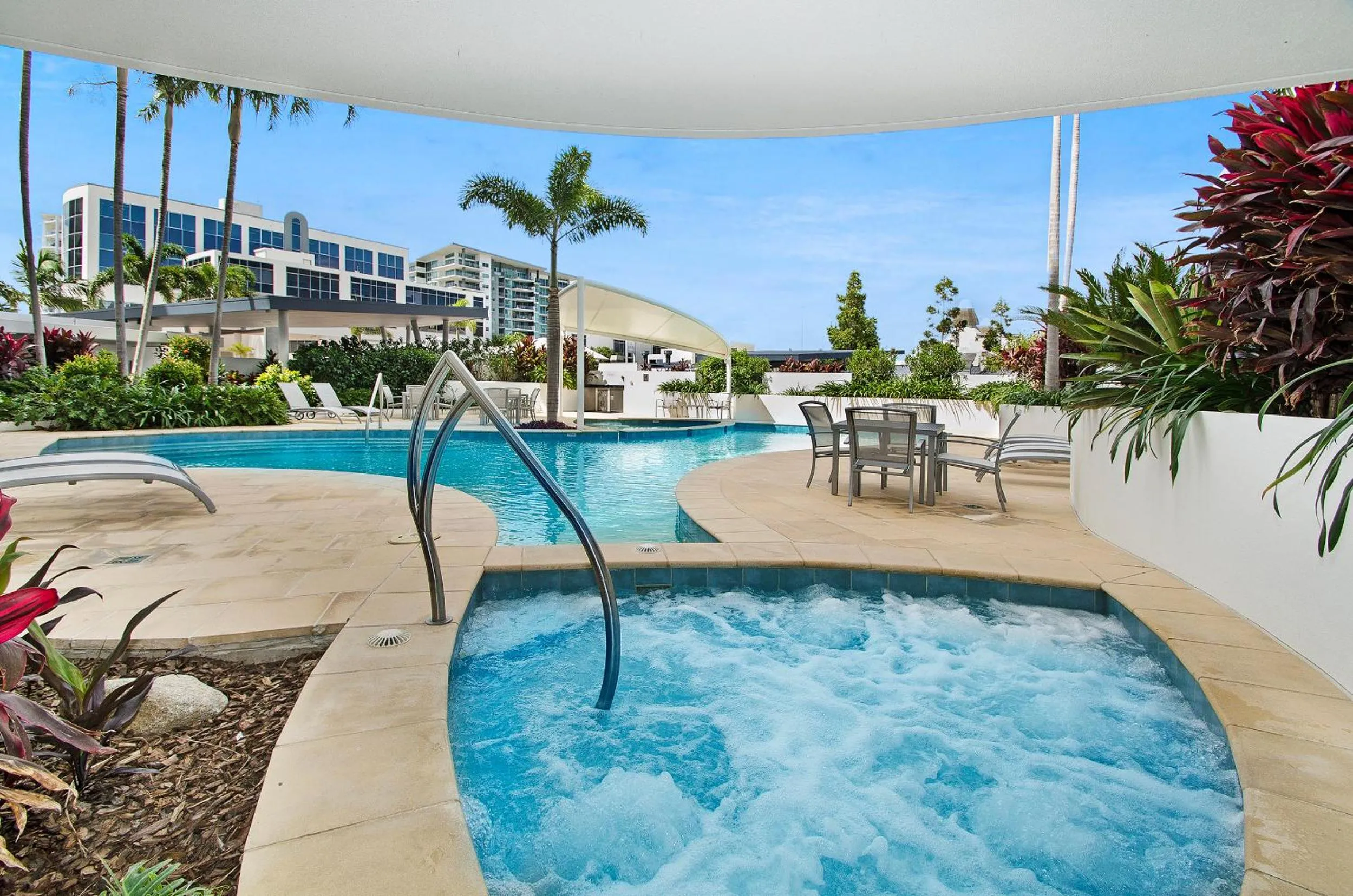 Hot Tub in Waves Maroochy River