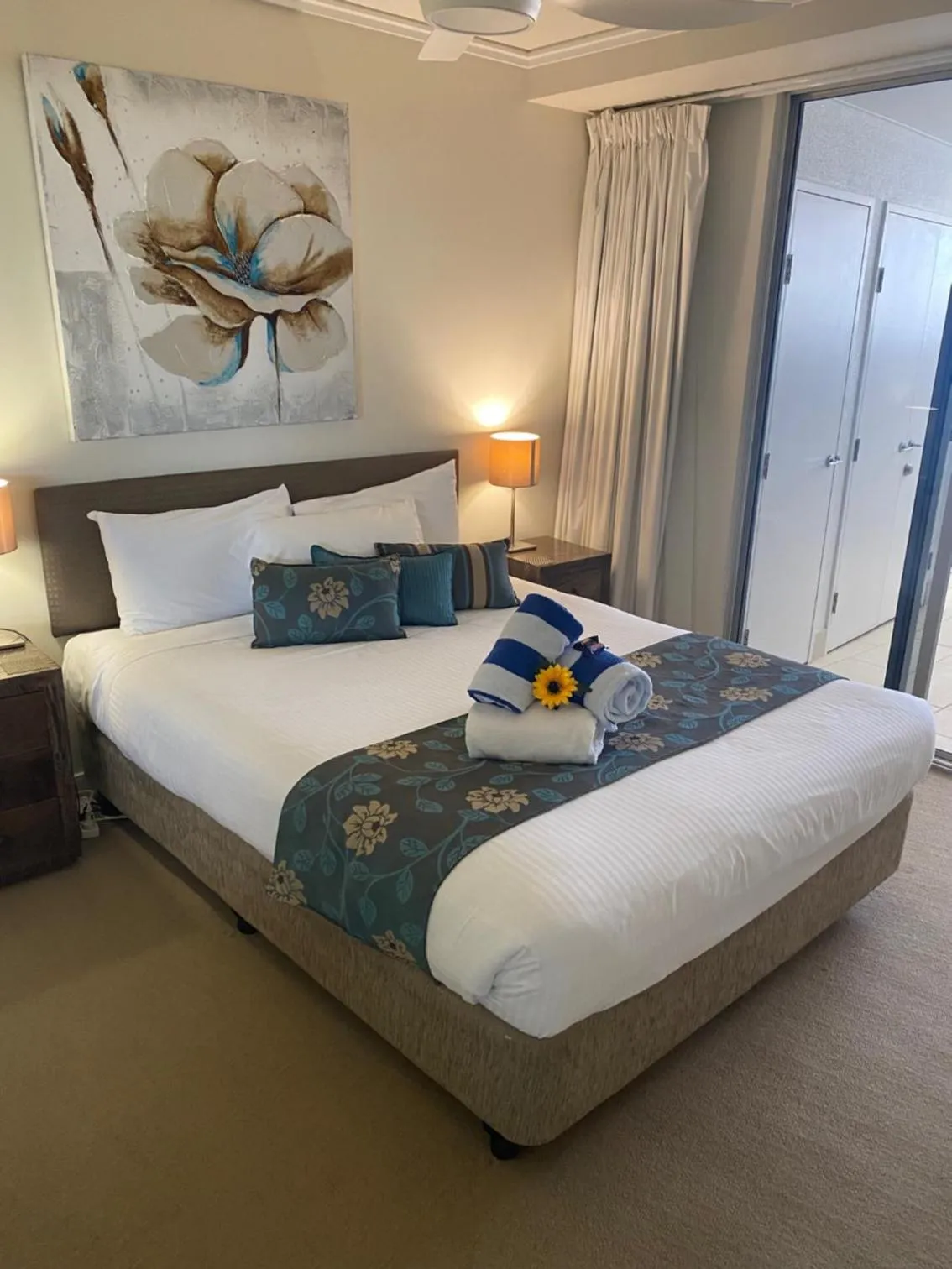 Bedroom, Bed in Waves Maroochy River